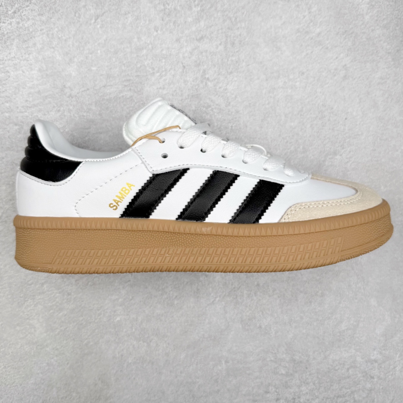 图片[8]-＃福利特价 AD Samba XLG 桑巴舞加大厚底版系列德训风百搭松糕休闲运动板鞋生胶底 自Originals Samba成功借势Blokecore风潮一跃成为街头巷尾的焦点鞋款后,不论是围绕Samba本身打造的各式「变种版本」,还是以Samba为蓝本打造联名鞋款,都成为了时尚潮流人士日常穿搭首选。Samba XLG是adidas Originals不断扩展XLG系列的一部分,旨在与年轻文化相契合,迎合那些希望通过个性时尚表达自我而不愿牺牲舒适度的年轻群体。街头时尚领域的Gen Z特别偏爱宽松的穿着风格。Samba XLG针对这一点做了创新。它在延续Samba OG经典设计的基础上,迎合年轻群体的穿着习惯,重塑为宽大的鞋身比例轮廓以及加厚中底,让消费者轻松展示自己独特的风格。全新的Samba XLG系列不仅迎合了当下年轻群体的穿搭习惯,加宽了鞋身比例以及将中底进一步增厚,在视觉比例上更加饱满,同时还保留了经典Samba的细节,这样一来,鞋迷朋友在穿搭上不仅能更加个性化,而且还能延续一定的复古感受。尺码：36 36⅔ 37⅓ 38 38⅔ 39⅓ 40 40⅔ 41⅓ 42 42⅔ 43⅓ 44 45-选品中心