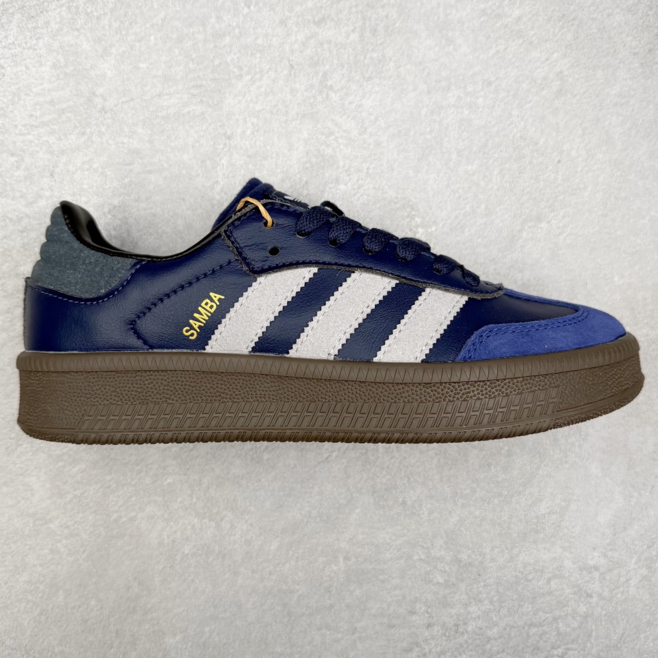 图片[5]-＃福利特价 AD Samba XLG 桑巴舞加大厚底版系列德训风百搭松糕休闲运动板鞋生胶底 自Originals Samba成功借势Blokecore风潮一跃成为街头巷尾的焦点鞋款后,不论是围绕Samba本身打造的各式「变种版本」,还是以Samba为蓝本打造联名鞋款,都成为了时尚潮流人士日常穿搭首选。Samba XLG是adidas Originals不断扩展XLG系列的一部分,旨在与年轻文化相契合,迎合那些希望通过个性时尚表达自我而不愿牺牲舒适度的年轻群体。街头时尚领域的Gen Z特别偏爱宽松的穿着风格。Samba XLG针对这一点做了创新。它在延续Samba OG经典设计的基础上,迎合年轻群体的穿着习惯,重塑为宽大的鞋身比例轮廓以及加厚中底,让消费者轻松展示自己独特的风格。全新的Samba XLG系列不仅迎合了当下年轻群体的穿搭习惯,加宽了鞋身比例以及将中底进一步增厚,在视觉比例上更加饱满,同时还保留了经典Samba的细节,这样一来,鞋迷朋友在穿搭上不仅能更加个性化,而且还能延续一定的复古感受。尺码：36 36⅔ 37⅓ 38 38⅔ 39⅓ 40 40⅔ 41⅓ 42 42⅔ 43⅓ 44 45-选品中心