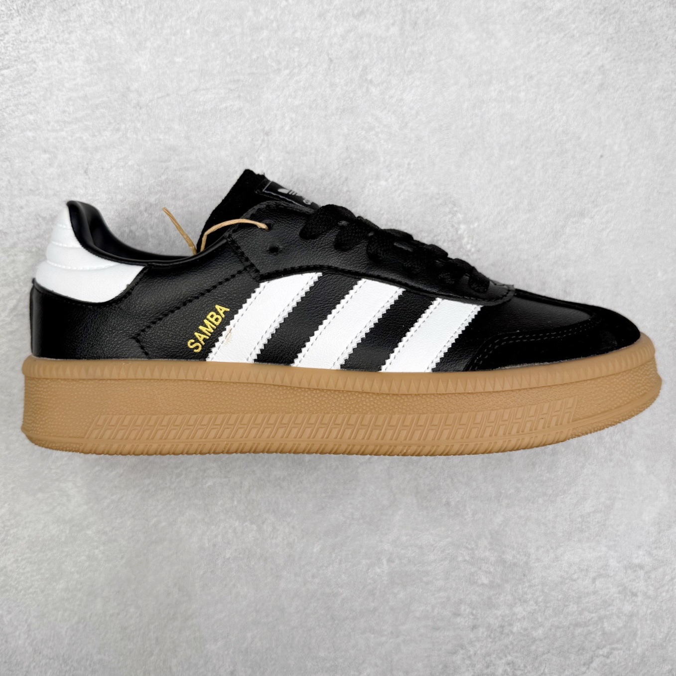 图片[6]-＃福利特价 AD Samba XLG 桑巴舞加大厚底版系列德训风百搭松糕休闲运动板鞋生胶底 自Originals Samba成功借势Blokecore风潮一跃成为街头巷尾的焦点鞋款后,不论是围绕Samba本身打造的各式「变种版本」,还是以Samba为蓝本打造联名鞋款,都成为了时尚潮流人士日常穿搭首选。Samba XLG是adidas Originals不断扩展XLG系列的一部分,旨在与年轻文化相契合,迎合那些希望通过个性时尚表达自我而不愿牺牲舒适度的年轻群体。街头时尚领域的Gen Z特别偏爱宽松的穿着风格。Samba XLG针对这一点做了创新。它在延续Samba OG经典设计的基础上,迎合年轻群体的穿着习惯,重塑为宽大的鞋身比例轮廓以及加厚中底,让消费者轻松展示自己独特的风格。全新的Samba XLG系列不仅迎合了当下年轻群体的穿搭习惯,加宽了鞋身比例以及将中底进一步增厚,在视觉比例上更加饱满,同时还保留了经典Samba的细节,这样一来,鞋迷朋友在穿搭上不仅能更加个性化,而且还能延续一定的复古感受。尺码：36 36⅔ 37⅓ 38 38⅔ 39⅓ 40 40⅔ 41⅓ 42 42⅔ 43⅓ 44 45-选品中心