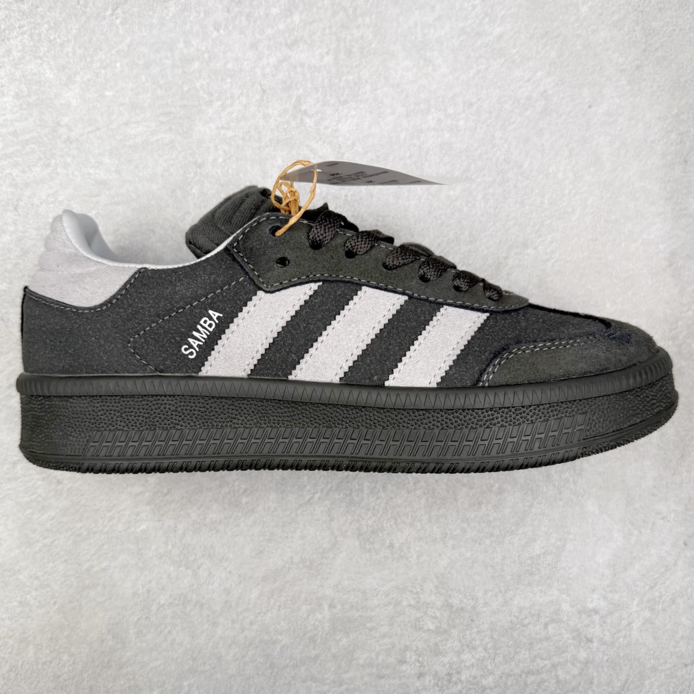 图片[7]-＃福利特价 AD Samba XLG 桑巴舞加大厚底版系列德训风百搭松糕休闲运动板鞋生胶底 自Originals Samba成功借势Blokecore风潮一跃成为街头巷尾的焦点鞋款后,不论是围绕Samba本身打造的各式「变种版本」,还是以Samba为蓝本打造联名鞋款,都成为了时尚潮流人士日常穿搭首选。Samba XLG是adidas Originals不断扩展XLG系列的一部分,旨在与年轻文化相契合,迎合那些希望通过个性时尚表达自我而不愿牺牲舒适度的年轻群体。街头时尚领域的Gen Z特别偏爱宽松的穿着风格。Samba XLG针对这一点做了创新。它在延续Samba OG经典设计的基础上,迎合年轻群体的穿着习惯,重塑为宽大的鞋身比例轮廓以及加厚中底,让消费者轻松展示自己独特的风格。全新的Samba XLG系列不仅迎合了当下年轻群体的穿搭习惯,加宽了鞋身比例以及将中底进一步增厚,在视觉比例上更加饱满,同时还保留了经典Samba的细节,这样一来,鞋迷朋友在穿搭上不仅能更加个性化,而且还能延续一定的复古感受。尺码：36 36⅔ 37⅓ 38 38⅔ 39⅓ 40 40⅔ 41⅓ 42 42⅔ 43⅓ 44 45-选品中心