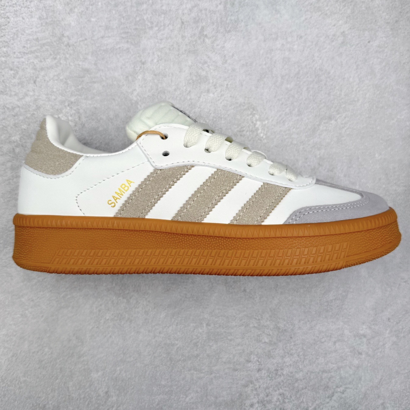 图片[5]-＃福利特价 AD Samba XLG 桑巴舞加大厚底版系列德训风百搭松糕休闲运动板鞋生胶底 自Originals Samba成功借势Blokecore风潮一跃成为街头巷尾的焦点鞋款后,不论是围绕Samba本身打造的各式「变种版本」,还是以Samba为蓝本打造联名鞋款,都成为了时尚潮流人士日常穿搭首选。Samba XLG是adidas Originals不断扩展XLG系列的一部分,旨在与年轻文化相契合,迎合那些希望通过个性时尚表达自我而不愿牺牲舒适度的年轻群体。街头时尚领域的Gen Z特别偏爱宽松的穿着风格。Samba XLG针对这一点做了创新。它在延续Samba OG经典设计的基础上,迎合年轻群体的穿着习惯,重塑为宽大的鞋身比例轮廓以及加厚中底,让消费者轻松展示自己独特的风格。全新的Samba XLG系列不仅迎合了当下年轻群体的穿搭习惯,加宽了鞋身比例以及将中底进一步增厚,在视觉比例上更加饱满,同时还保留了经典Samba的细节,这样一来,鞋迷朋友在穿搭上不仅能更加个性化,而且还能延续一定的复古感受。尺码：36 36⅔ 37⅓ 38 38⅔ 39⅓ 40 40⅔ 41⅓ 42 42⅔ 43⅓ 44 45-选品中心