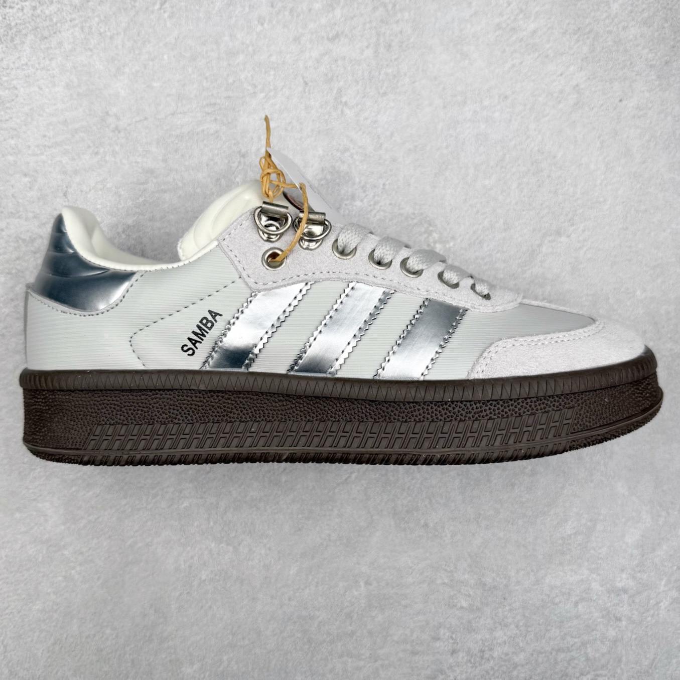图片[2]-＃福利特价 AD Samba XLG 桑巴舞加大厚底版系列德训风百搭松糕休闲运动板鞋生胶底 自Originals Samba成功借势Blokecore风潮一跃成为街头巷尾的焦点鞋款后,不论是围绕Samba本身打造的各式「变种版本」,还是以Samba为蓝本打造联名鞋款,都成为了时尚潮流人士日常穿搭首选。Samba XLG是adidas Originals不断扩展XLG系列的一部分,旨在与年轻文化相契合,迎合那些希望通过个性时尚表达自我而不愿牺牲舒适度的年轻群体。街头时尚领域的Gen Z特别偏爱宽松的穿着风格。Samba XLG针对这一点做了创新。它在延续Samba OG经典设计的基础上,迎合年轻群体的穿着习惯,重塑为宽大的鞋身比例轮廓以及加厚中底,让消费者轻松展示自己独特的风格。全新的Samba XLG系列不仅迎合了当下年轻群体的穿搭习惯,加宽了鞋身比例以及将中底进一步增厚,在视觉比例上更加饱满,同时还保留了经典Samba的细节,这样一来,鞋迷朋友在穿搭上不仅能更加个性化,而且还能延续一定的复古感受。尺码：36 36⅔ 37⅓ 38 38⅔ 39⅓ 40 40⅔ 41⅓ 42 42⅔ 43⅓ 44 45-选品中心