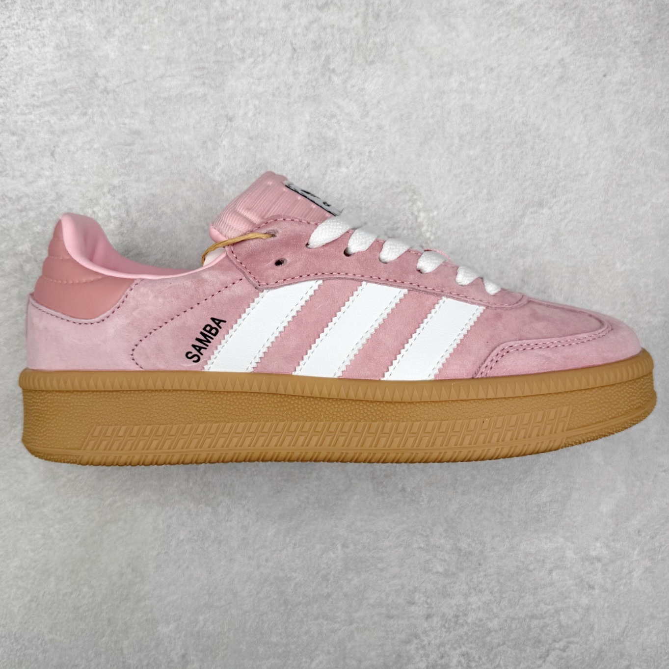 图片[8]-＃福利特价 AD Samba XLG 桑巴舞加大厚底版系列德训风百搭松糕休闲运动板鞋生胶底 自Originals Samba成功借势Blokecore风潮一跃成为街头巷尾的焦点鞋款后,不论是围绕Samba本身打造的各式「变种版本」,还是以Samba为蓝本打造联名鞋款,都成为了时尚潮流人士日常穿搭首选。Samba XLG是adidas Originals不断扩展XLG系列的一部分,旨在与年轻文化相契合,迎合那些希望通过个性时尚表达自我而不愿牺牲舒适度的年轻群体。街头时尚领域的Gen Z特别偏爱宽松的穿着风格。Samba XLG针对这一点做了创新。它在延续Samba OG经典设计的基础上,迎合年轻群体的穿着习惯,重塑为宽大的鞋身比例轮廓以及加厚中底,让消费者轻松展示自己独特的风格。全新的Samba XLG系列不仅迎合了当下年轻群体的穿搭习惯,加宽了鞋身比例以及将中底进一步增厚,在视觉比例上更加饱满,同时还保留了经典Samba的细节,这样一来,鞋迷朋友在穿搭上不仅能更加个性化,而且还能延续一定的复古感受。尺码：36 36⅔ 37⅓ 38 38⅔ 39⅓ 40 40⅔ 41⅓ 42 42⅔ 43⅓ 44 45-选品中心