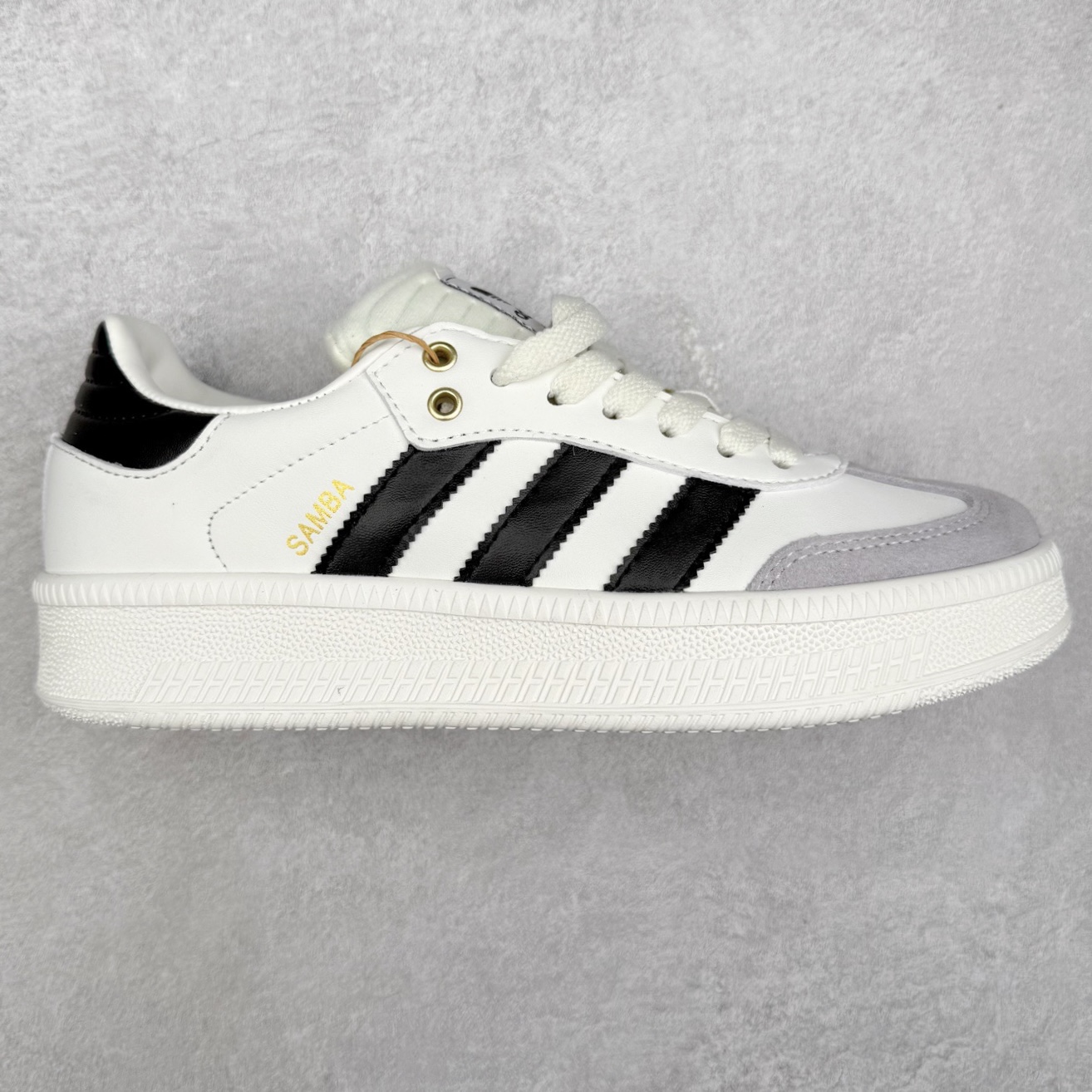 ＃福利特价 AD Samba XLG 桑巴舞加大厚底版系列德训风百搭松糕休闲运动板鞋生胶底 自Originals Samba成功借势Blokecore风潮一跃成为街头巷尾的焦点鞋款后,不论是围绕Samba本身打造的各式「变种版本」,还是以Samba为蓝本打造联名鞋款,都成为了时尚潮流人士日常穿搭首选。Samba XLG是adidas Originals不断扩展XLG系列的一部分,旨在与年轻文化相契合,迎合那些希望通过个性时尚表达自我而不愿牺牲舒适度的年轻群体。街头时尚领域的Gen Z特别偏爱宽松的穿着风格。Samba XLG针对这一点做了创新。它在延续Samba OG经典设计的基础上,迎合年轻群体的穿着习惯,重塑为宽大的鞋身比例轮廓以及加厚中底,让消费者轻松展示自己独特的风格。全新的Samba XLG系列不仅迎合了当下年轻群体的穿搭习惯,加宽了鞋身比例以及将中底进一步增厚,在视觉比例上更加饱满,同时还保留了经典Samba的细节,这样一来,鞋迷朋友在穿搭上不仅能更加个性化,而且还能延续一定的复古感受。尺码：36 36⅔ 37⅓ 38 38⅔ 39⅓ 40 40⅔ 41⅓ 42 42⅔ 43⅓ 44 45-选品中心