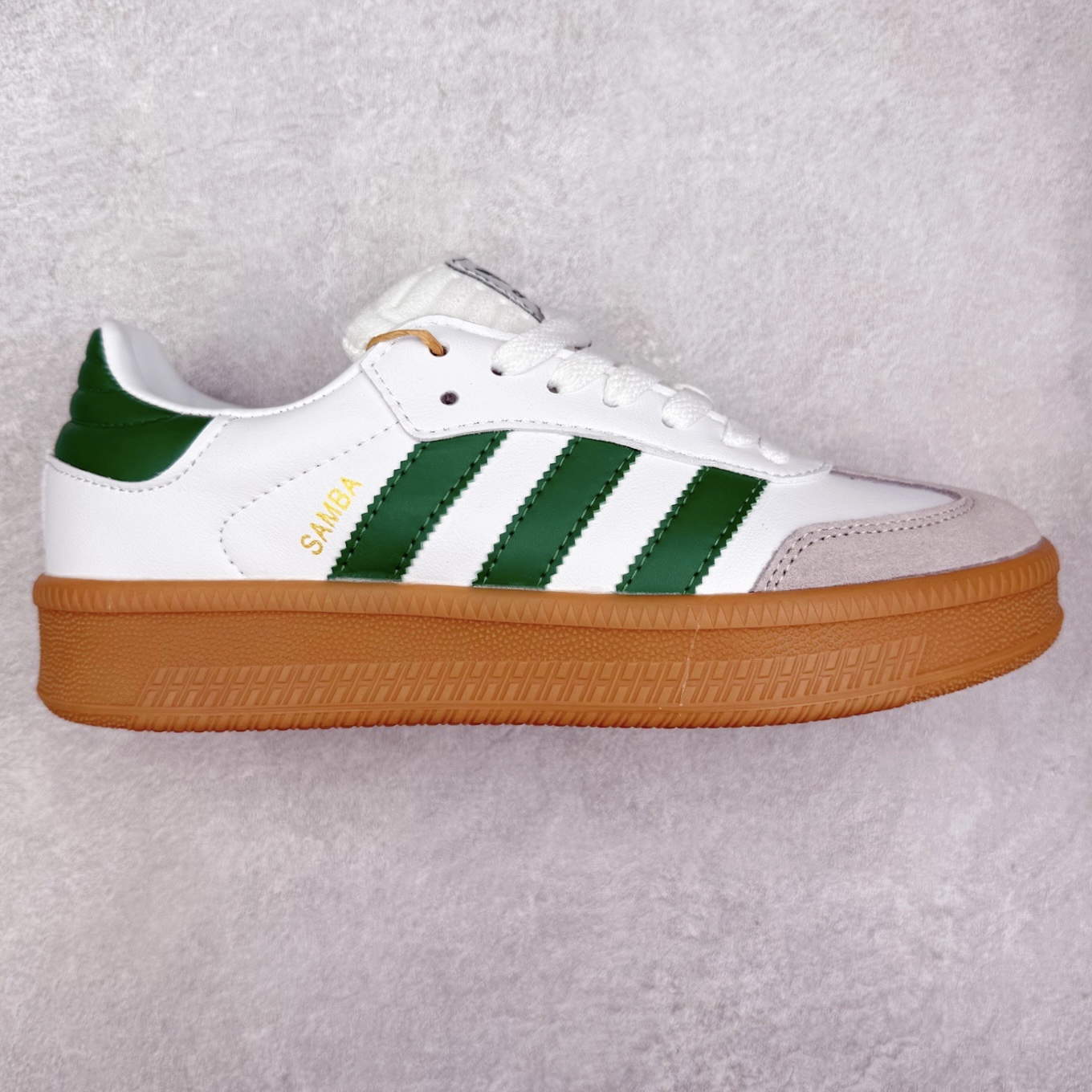 图片[9]-＃福利特价 AD Samba XLG 桑巴舞加大厚底版系列德训风百搭松糕休闲运动板鞋生胶底 自Originals Samba成功借势Blokecore风潮一跃成为街头巷尾的焦点鞋款后,不论是围绕Samba本身打造的各式「变种版本」,还是以Samba为蓝本打造联名鞋款,都成为了时尚潮流人士日常穿搭首选。Samba XLG是adidas Originals不断扩展XLG系列的一部分,旨在与年轻文化相契合,迎合那些希望通过个性时尚表达自我而不愿牺牲舒适度的年轻群体。街头时尚领域的Gen Z特别偏爱宽松的穿着风格。Samba XLG针对这一点做了创新。它在延续Samba OG经典设计的基础上,迎合年轻群体的穿着习惯,重塑为宽大的鞋身比例轮廓以及加厚中底,让消费者轻松展示自己独特的风格。全新的Samba XLG系列不仅迎合了当下年轻群体的穿搭习惯,加宽了鞋身比例以及将中底进一步增厚,在视觉比例上更加饱满,同时还保留了经典Samba的细节,这样一来,鞋迷朋友在穿搭上不仅能更加个性化,而且还能延续一定的复古感受。尺码：36 36⅔ 37⅓ 38 38⅔ 39⅓ 40 40⅔ 41⅓ 42 42⅔ 43⅓ 44 45-选品中心