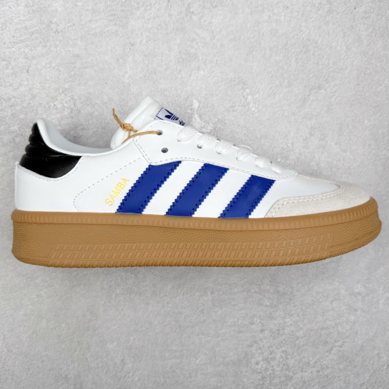 图片[4]-＃福利特价 AD Samba XLG 桑巴舞加大厚底版系列德训风百搭松糕休闲运动板鞋生胶底 自Originals Samba成功借势Blokecore风潮一跃成为街头巷尾的焦点鞋款后,不论是围绕Samba本身打造的各式「变种版本」,还是以Samba为蓝本打造联名鞋款,都成为了时尚潮流人士日常穿搭首选。Samba XLG是adidas Originals不断扩展XLG系列的一部分,旨在与年轻文化相契合,迎合那些希望通过个性时尚表达自我而不愿牺牲舒适度的年轻群体。街头时尚领域的Gen Z特别偏爱宽松的穿着风格。Samba XLG针对这一点做了创新。它在延续Samba OG经典设计的基础上,迎合年轻群体的穿着习惯,重塑为宽大的鞋身比例轮廓以及加厚中底,让消费者轻松展示自己独特的风格。全新的Samba XLG系列不仅迎合了当下年轻群体的穿搭习惯,加宽了鞋身比例以及将中底进一步增厚,在视觉比例上更加饱满,同时还保留了经典Samba的细节,这样一来,鞋迷朋友在穿搭上不仅能更加个性化,而且还能延续一定的复古感受。尺码：36 36⅔ 37⅓ 38 38⅔ 39⅓ 40 40⅔ 41⅓ 42 42⅔ 43⅓ 44 45-选品中心