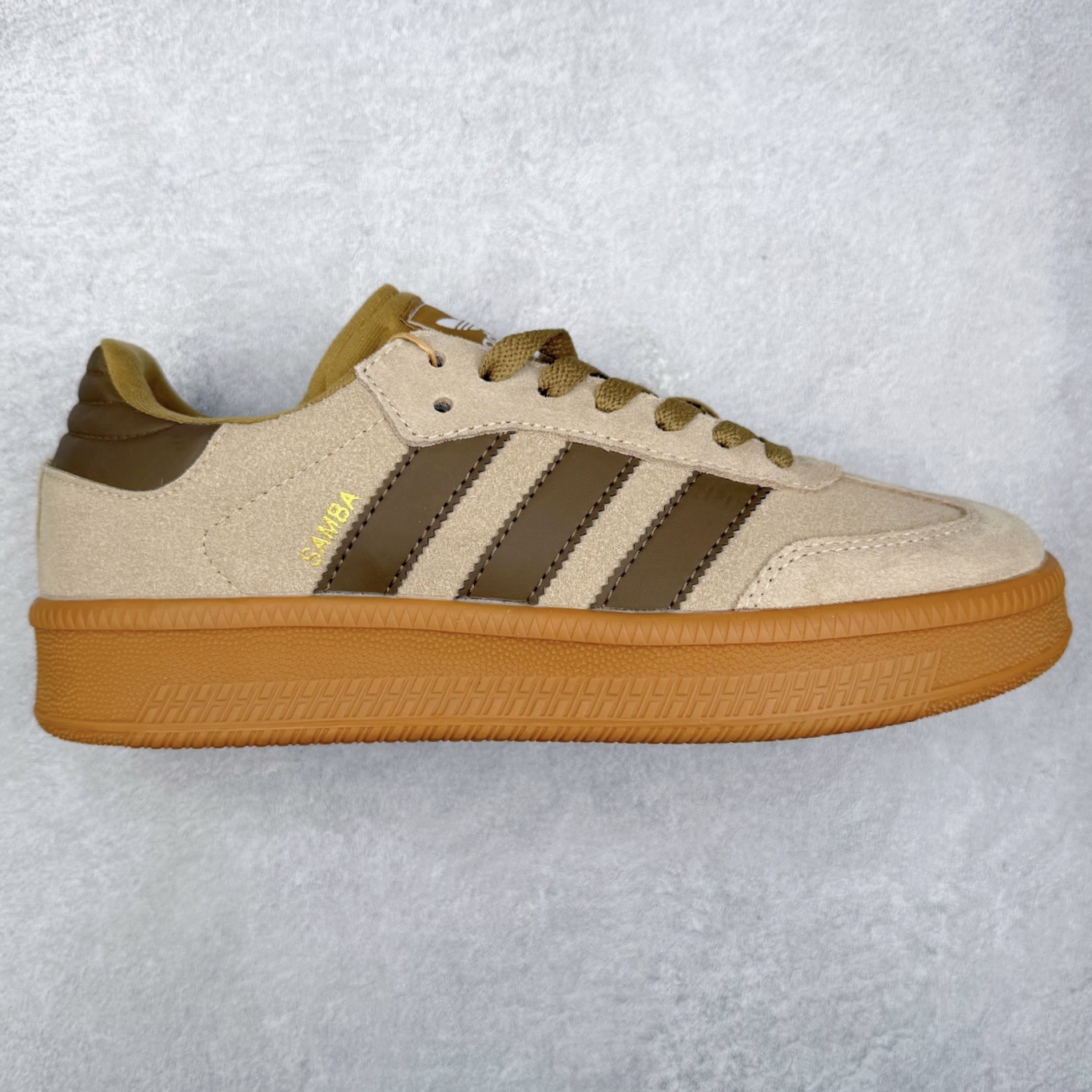 图片[7]-＃福利特价 AD Samba XLG 桑巴舞加大厚底版系列德训风百搭松糕休闲运动板鞋生胶底 自Originals Samba成功借势Blokecore风潮一跃成为街头巷尾的焦点鞋款后,不论是围绕Samba本身打造的各式「变种版本」,还是以Samba为蓝本打造联名鞋款,都成为了时尚潮流人士日常穿搭首选。Samba XLG是adidas Originals不断扩展XLG系列的一部分,旨在与年轻文化相契合,迎合那些希望通过个性时尚表达自我而不愿牺牲舒适度的年轻群体。街头时尚领域的Gen Z特别偏爱宽松的穿着风格。Samba XLG针对这一点做了创新。它在延续Samba OG经典设计的基础上,迎合年轻群体的穿着习惯,重塑为宽大的鞋身比例轮廓以及加厚中底,让消费者轻松展示自己独特的风格。全新的Samba XLG系列不仅迎合了当下年轻群体的穿搭习惯,加宽了鞋身比例以及将中底进一步增厚,在视觉比例上更加饱满,同时还保留了经典Samba的细节,这样一来,鞋迷朋友在穿搭上不仅能更加个性化,而且还能延续一定的复古感受。尺码：36 36⅔ 37⅓ 38 38⅔ 39⅓ 40 40⅔ 41⅓ 42 42⅔ 43⅓ 44 45-选品中心