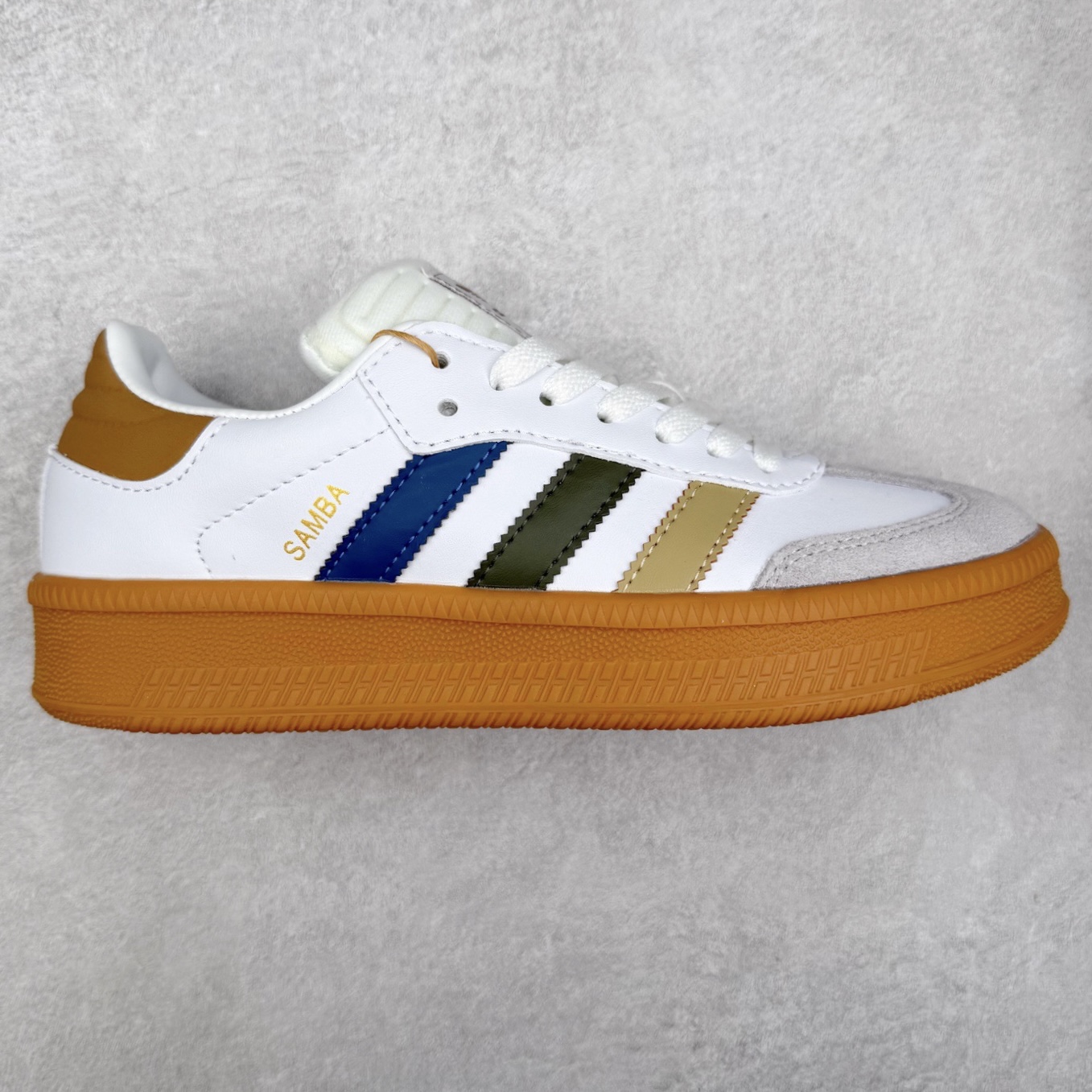 图片[6]-＃福利特价 AD Samba XLG 桑巴舞加大厚底版系列德训风百搭松糕休闲运动板鞋生胶底 自Originals Samba成功借势Blokecore风潮一跃成为街头巷尾的焦点鞋款后,不论是围绕Samba本身打造的各式「变种版本」,还是以Samba为蓝本打造联名鞋款,都成为了时尚潮流人士日常穿搭首选。Samba XLG是adidas Originals不断扩展XLG系列的一部分,旨在与年轻文化相契合,迎合那些希望通过个性时尚表达自我而不愿牺牲舒适度的年轻群体。街头时尚领域的Gen Z特别偏爱宽松的穿着风格。Samba XLG针对这一点做了创新。它在延续Samba OG经典设计的基础上,迎合年轻群体的穿着习惯,重塑为宽大的鞋身比例轮廓以及加厚中底,让消费者轻松展示自己独特的风格。全新的Samba XLG系列不仅迎合了当下年轻群体的穿搭习惯,加宽了鞋身比例以及将中底进一步增厚,在视觉比例上更加饱满,同时还保留了经典Samba的细节,这样一来,鞋迷朋友在穿搭上不仅能更加个性化,而且还能延续一定的复古感受。尺码：36 36⅔ 37⅓ 38 38⅔ 39⅓ 40 40⅔ 41⅓ 42 42⅔ 43⅓ 44 45-选品中心