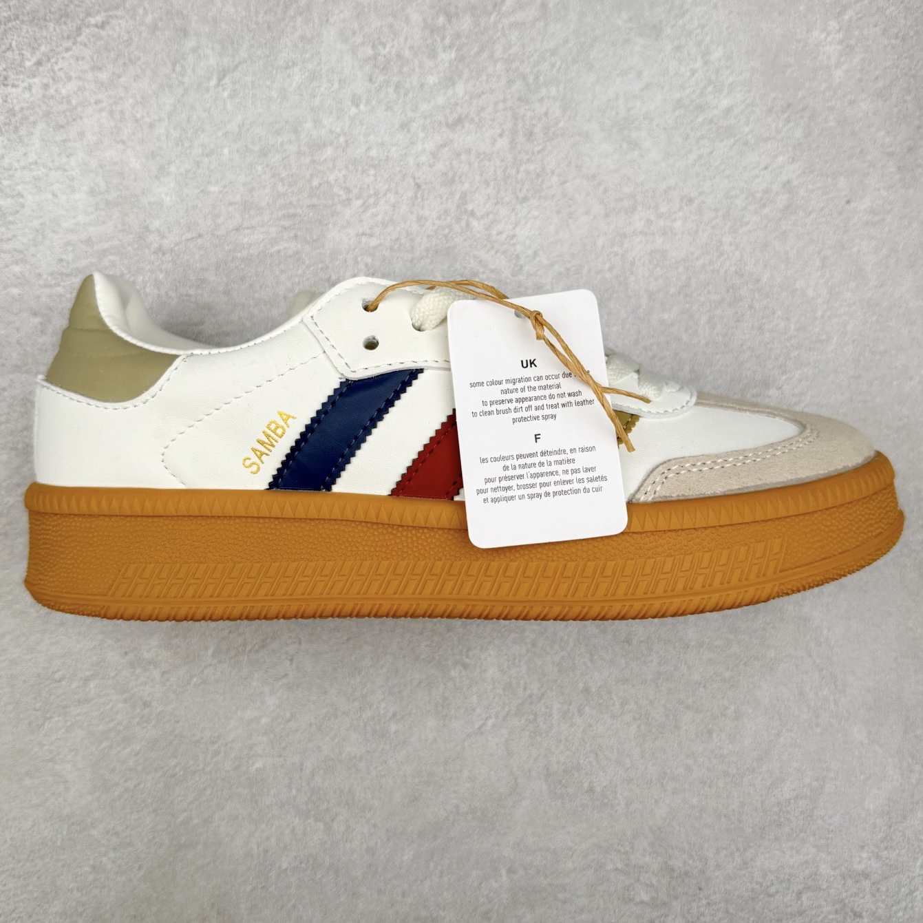 图片[3]-＃福利特价 AD Samba XLG 桑巴舞加大厚底版系列德训风百搭松糕休闲运动板鞋生胶底 自Originals Samba成功借势Blokecore风潮一跃成为街头巷尾的焦点鞋款后,不论是围绕Samba本身打造的各式「变种版本」,还是以Samba为蓝本打造联名鞋款,都成为了时尚潮流人士日常穿搭首选。Samba XLG是adidas Originals不断扩展XLG系列的一部分,旨在与年轻文化相契合,迎合那些希望通过个性时尚表达自我而不愿牺牲舒适度的年轻群体。街头时尚领域的Gen Z特别偏爱宽松的穿着风格。Samba XLG针对这一点做了创新。它在延续Samba OG经典设计的基础上,迎合年轻群体的穿着习惯,重塑为宽大的鞋身比例轮廓以及加厚中底,让消费者轻松展示自己独特的风格。全新的Samba XLG系列不仅迎合了当下年轻群体的穿搭习惯,加宽了鞋身比例以及将中底进一步增厚,在视觉比例上更加饱满,同时还保留了经典Samba的细节,这样一来,鞋迷朋友在穿搭上不仅能更加个性化,而且还能延续一定的复古感受。尺码：36 36⅔ 37⅓ 38 38⅔ 39⅓ 40 40⅔ 41⅓ 42 42⅔ 43⅓ 44 45-选品中心