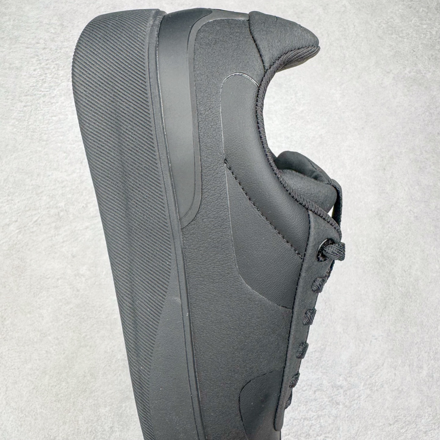 图片[6]-＃GD广顶 lululemon Cityverse 露露乐檬极简主义减震耐磨低帮生活休闲鞋 Cityverse将运动性能融入经典休闲鞋中，中底提供出色缓震，并贴合足部曲线，带来全天候的舒适感。鞋面采用两种材质拼接，且前半部分采用热熔压胶处理，无任何缝线，保留了鞋身整体性。模制泡沫的鞋垫带来上乘的脚感，在平日休闲穿着时不会磨脚，也能提供轻质软弹的效果。25年来，lululemon一直秉持“感受为先”的设计理念，并相信更好的感受带来更好的表现。此次男鞋的设计亦是如此。投入多年研究，针对男性在不同运动场景中的脚步形态设计了不同鞋履款式。同时，还进行了生物力学与形态学研究，为“他”带来更好的贴合度和感受。尺码：36 36.5 37.5 38 38.5 39 40 40.5 41 42 42.5 43 44 44.5 45-选品中心