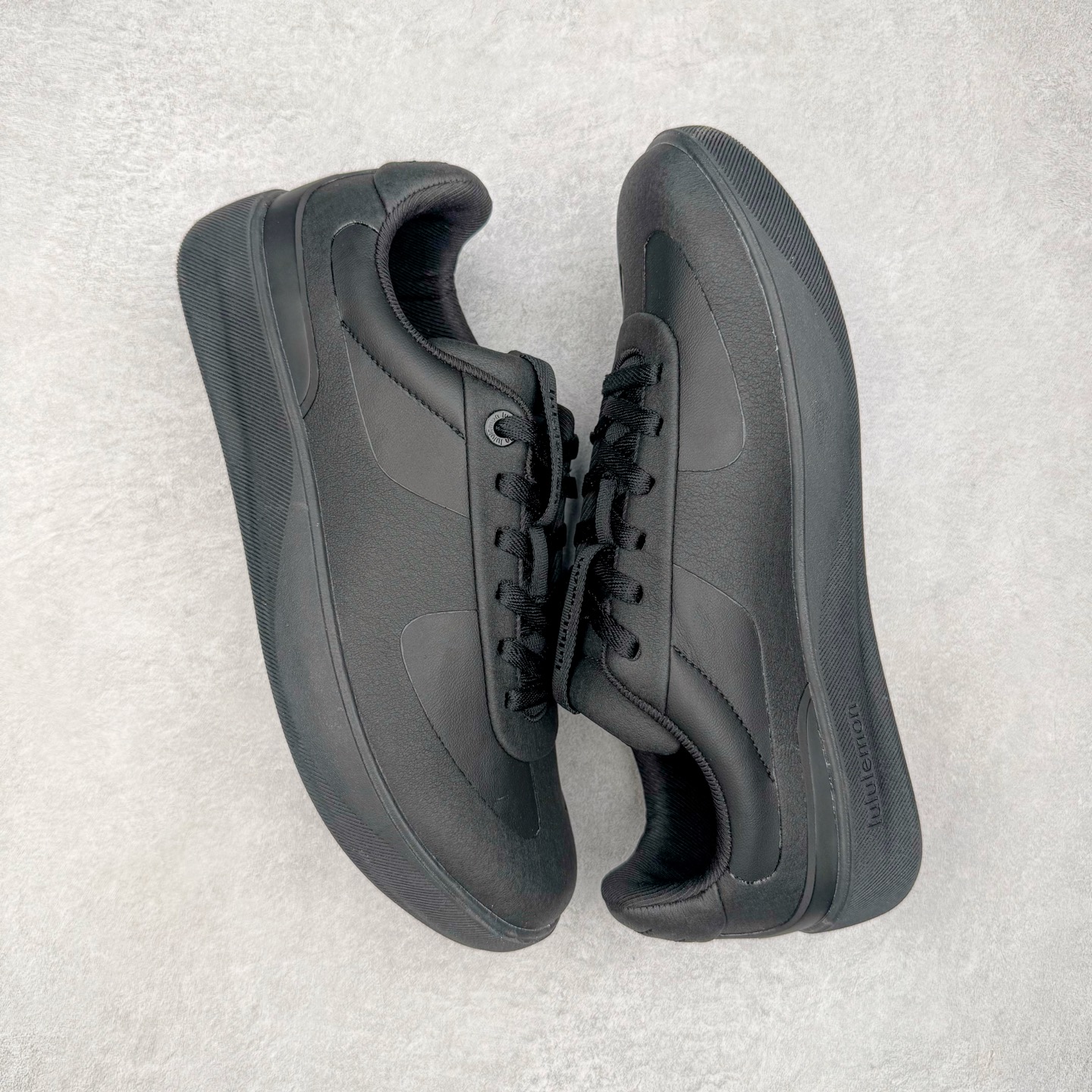 图片[3]-＃GD广顶 lululemon Cityverse 露露乐檬极简主义减震耐磨低帮生活休闲鞋 Cityverse将运动性能融入经典休闲鞋中，中底提供出色缓震，并贴合足部曲线，带来全天候的舒适感。鞋面采用两种材质拼接，且前半部分采用热熔压胶处理，无任何缝线，保留了鞋身整体性。模制泡沫的鞋垫带来上乘的脚感，在平日休闲穿着时不会磨脚，也能提供轻质软弹的效果。25年来，lululemon一直秉持“感受为先”的设计理念，并相信更好的感受带来更好的表现。此次男鞋的设计亦是如此。投入多年研究，针对男性在不同运动场景中的脚步形态设计了不同鞋履款式。同时，还进行了生物力学与形态学研究，为“他”带来更好的贴合度和感受。尺码：36 36.5 37.5 38 38.5 39 40 40.5 41 42 42.5 43 44 44.5 45-选品中心