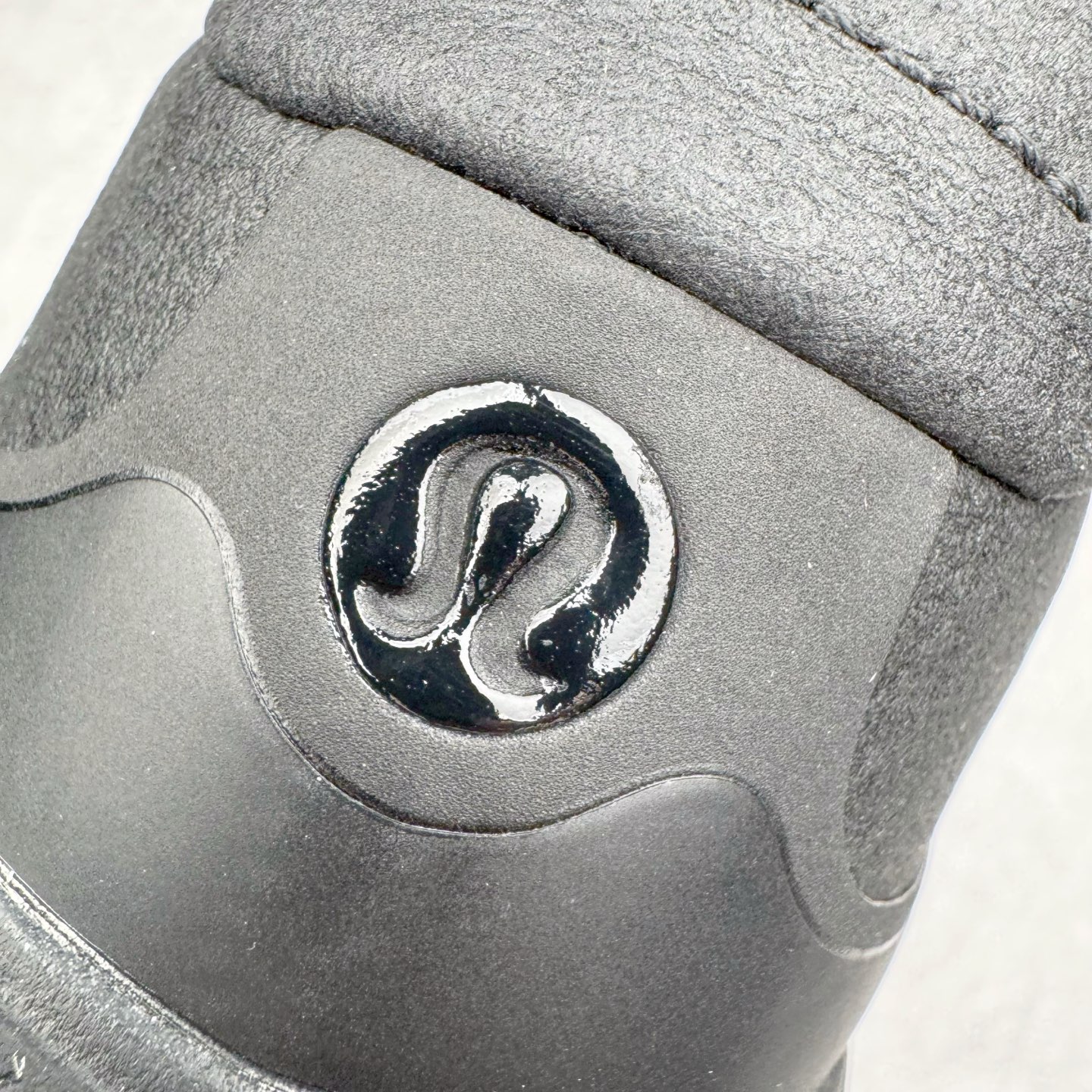 图片[17]-＃GD广顶 lululemon Cityverse 露露乐檬极简主义减震耐磨低帮生活休闲鞋 Cityverse将运动性能融入经典休闲鞋中，中底提供出色缓震，并贴合足部曲线，带来全天候的舒适感。鞋面采用两种材质拼接，且前半部分采用热熔压胶处理，无任何缝线，保留了鞋身整体性。模制泡沫的鞋垫带来上乘的脚感，在平日休闲穿着时不会磨脚，也能提供轻质软弹的效果。25年来，lululemon一直秉持“感受为先”的设计理念，并相信更好的感受带来更好的表现。此次男鞋的设计亦是如此。投入多年研究，针对男性在不同运动场景中的脚步形态设计了不同鞋履款式。同时，还进行了生物力学与形态学研究，为“他”带来更好的贴合度和感受。尺码：36 36.5 37.5 38 38.5 39 40 40.5 41 42 42.5 43 44 44.5 45-选品中心