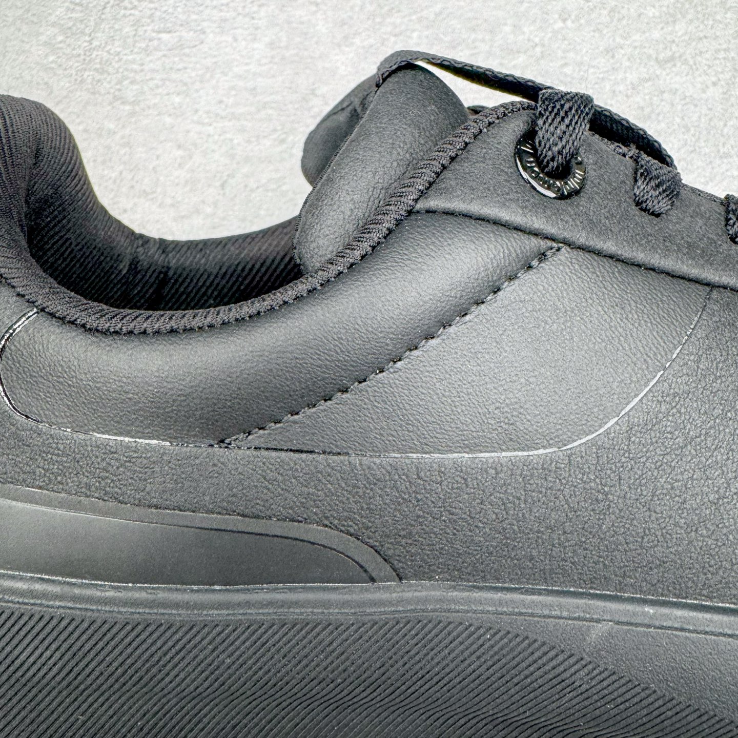 图片[19]-＃GD广顶 lululemon Cityverse 露露乐檬极简主义减震耐磨低帮生活休闲鞋 Cityverse将运动性能融入经典休闲鞋中，中底提供出色缓震，并贴合足部曲线，带来全天候的舒适感。鞋面采用两种材质拼接，且前半部分采用热熔压胶处理，无任何缝线，保留了鞋身整体性。模制泡沫的鞋垫带来上乘的脚感，在平日休闲穿着时不会磨脚，也能提供轻质软弹的效果。25年来，lululemon一直秉持“感受为先”的设计理念，并相信更好的感受带来更好的表现。此次男鞋的设计亦是如此。投入多年研究，针对男性在不同运动场景中的脚步形态设计了不同鞋履款式。同时，还进行了生物力学与形态学研究，为“他”带来更好的贴合度和感受。尺码：36 36.5 37.5 38 38.5 39 40 40.5 41 42 42.5 43 44 44.5 45-选品中心