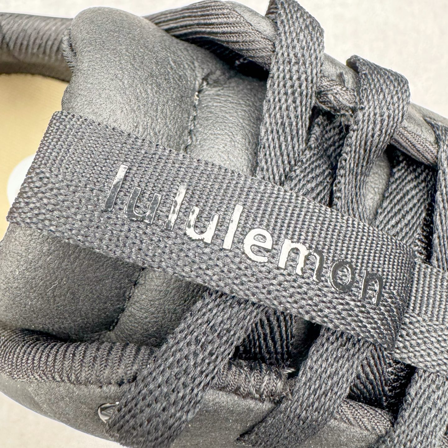 图片[14]-＃GD广顶 lululemon Cityverse 露露乐檬极简主义减震耐磨低帮生活休闲鞋 Cityverse将运动性能融入经典休闲鞋中，中底提供出色缓震，并贴合足部曲线，带来全天候的舒适感。鞋面采用两种材质拼接，且前半部分采用热熔压胶处理，无任何缝线，保留了鞋身整体性。模制泡沫的鞋垫带来上乘的脚感，在平日休闲穿着时不会磨脚，也能提供轻质软弹的效果。25年来，lululemon一直秉持“感受为先”的设计理念，并相信更好的感受带来更好的表现。此次男鞋的设计亦是如此。投入多年研究，针对男性在不同运动场景中的脚步形态设计了不同鞋履款式。同时，还进行了生物力学与形态学研究，为“他”带来更好的贴合度和感受。尺码：36 36.5 37.5 38 38.5 39 40 40.5 41 42 42.5 43 44 44.5 45-选品中心