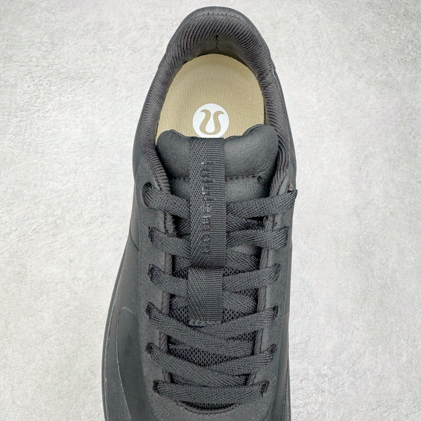 图片[5]-＃GD广顶 lululemon Cityverse 露露乐檬极简主义减震耐磨低帮生活休闲鞋 Cityverse将运动性能融入经典休闲鞋中，中底提供出色缓震，并贴合足部曲线，带来全天候的舒适感。鞋面采用两种材质拼接，且前半部分采用热熔压胶处理，无任何缝线，保留了鞋身整体性。模制泡沫的鞋垫带来上乘的脚感，在平日休闲穿着时不会磨脚，也能提供轻质软弹的效果。25年来，lululemon一直秉持“感受为先”的设计理念，并相信更好的感受带来更好的表现。此次男鞋的设计亦是如此。投入多年研究，针对男性在不同运动场景中的脚步形态设计了不同鞋履款式。同时，还进行了生物力学与形态学研究，为“他”带来更好的贴合度和感受。尺码：36 36.5 37.5 38 38.5 39 40 40.5 41 42 42.5 43 44 44.5 45-选品中心