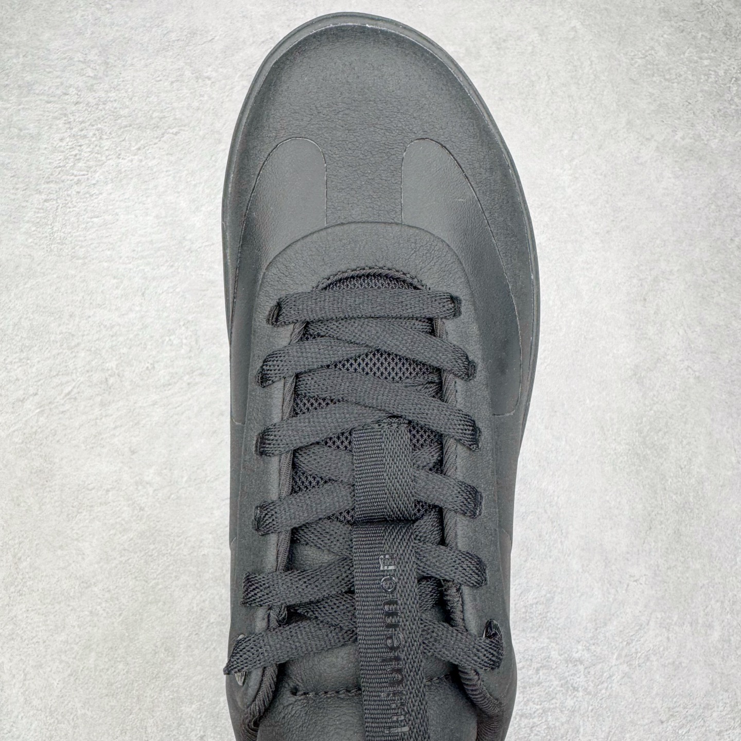 图片[4]-＃GD广顶 lululemon Cityverse 露露乐檬极简主义减震耐磨低帮生活休闲鞋 Cityverse将运动性能融入经典休闲鞋中，中底提供出色缓震，并贴合足部曲线，带来全天候的舒适感。鞋面采用两种材质拼接，且前半部分采用热熔压胶处理，无任何缝线，保留了鞋身整体性。模制泡沫的鞋垫带来上乘的脚感，在平日休闲穿着时不会磨脚，也能提供轻质软弹的效果。25年来，lululemon一直秉持“感受为先”的设计理念，并相信更好的感受带来更好的表现。此次男鞋的设计亦是如此。投入多年研究，针对男性在不同运动场景中的脚步形态设计了不同鞋履款式。同时，还进行了生物力学与形态学研究，为“他”带来更好的贴合度和感受。尺码：36 36.5 37.5 38 38.5 39 40 40.5 41 42 42.5 43 44 44.5 45-选品中心