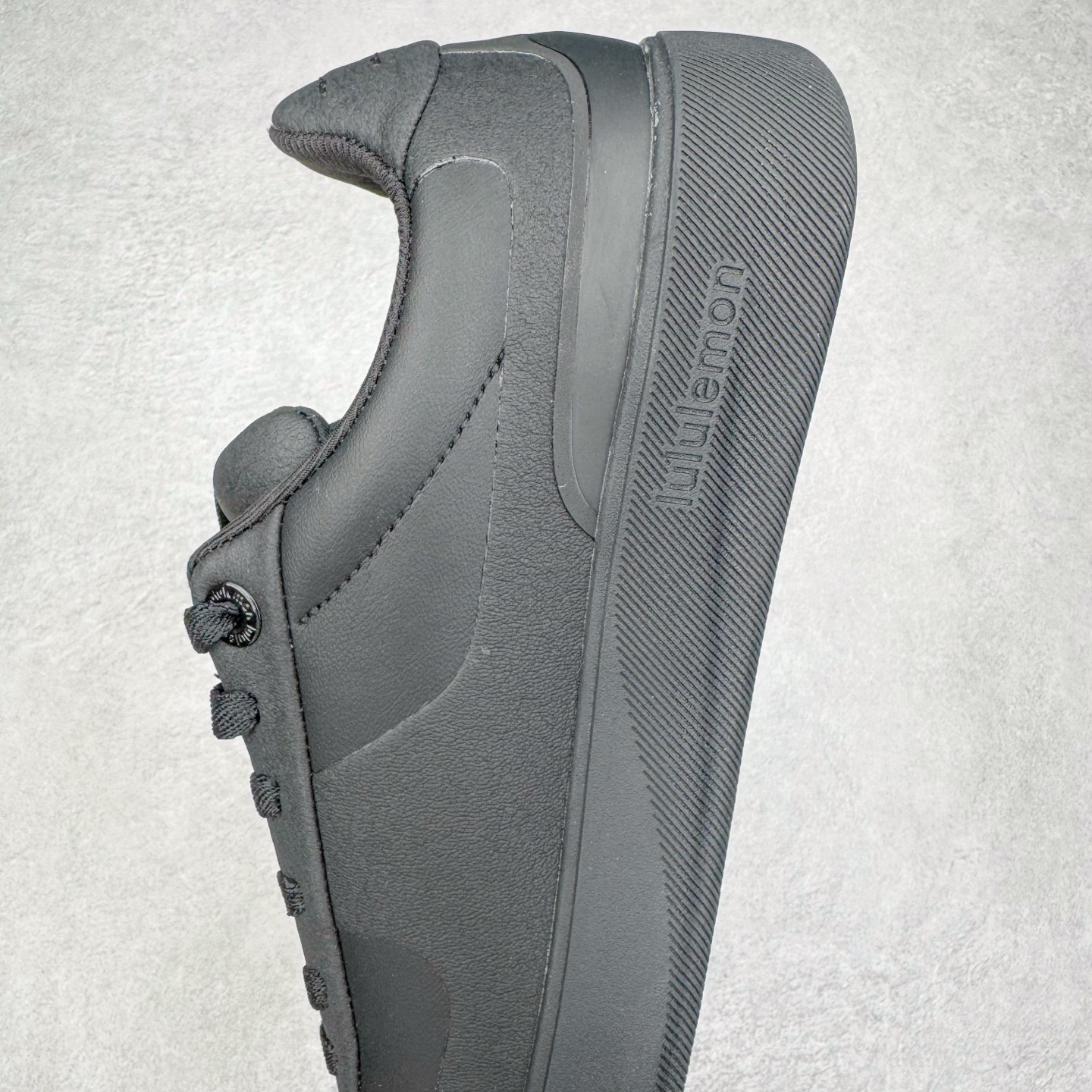 图片[7]-＃GD广顶 lululemon Cityverse 露露乐檬极简主义减震耐磨低帮生活休闲鞋 Cityverse将运动性能融入经典休闲鞋中，中底提供出色缓震，并贴合足部曲线，带来全天候的舒适感。鞋面采用两种材质拼接，且前半部分采用热熔压胶处理，无任何缝线，保留了鞋身整体性。模制泡沫的鞋垫带来上乘的脚感，在平日休闲穿着时不会磨脚，也能提供轻质软弹的效果。25年来，lululemon一直秉持“感受为先”的设计理念，并相信更好的感受带来更好的表现。此次男鞋的设计亦是如此。投入多年研究，针对男性在不同运动场景中的脚步形态设计了不同鞋履款式。同时，还进行了生物力学与形态学研究，为“他”带来更好的贴合度和感受。尺码：36 36.5 37.5 38 38.5 39 40 40.5 41 42 42.5 43 44 44.5 45-选品中心