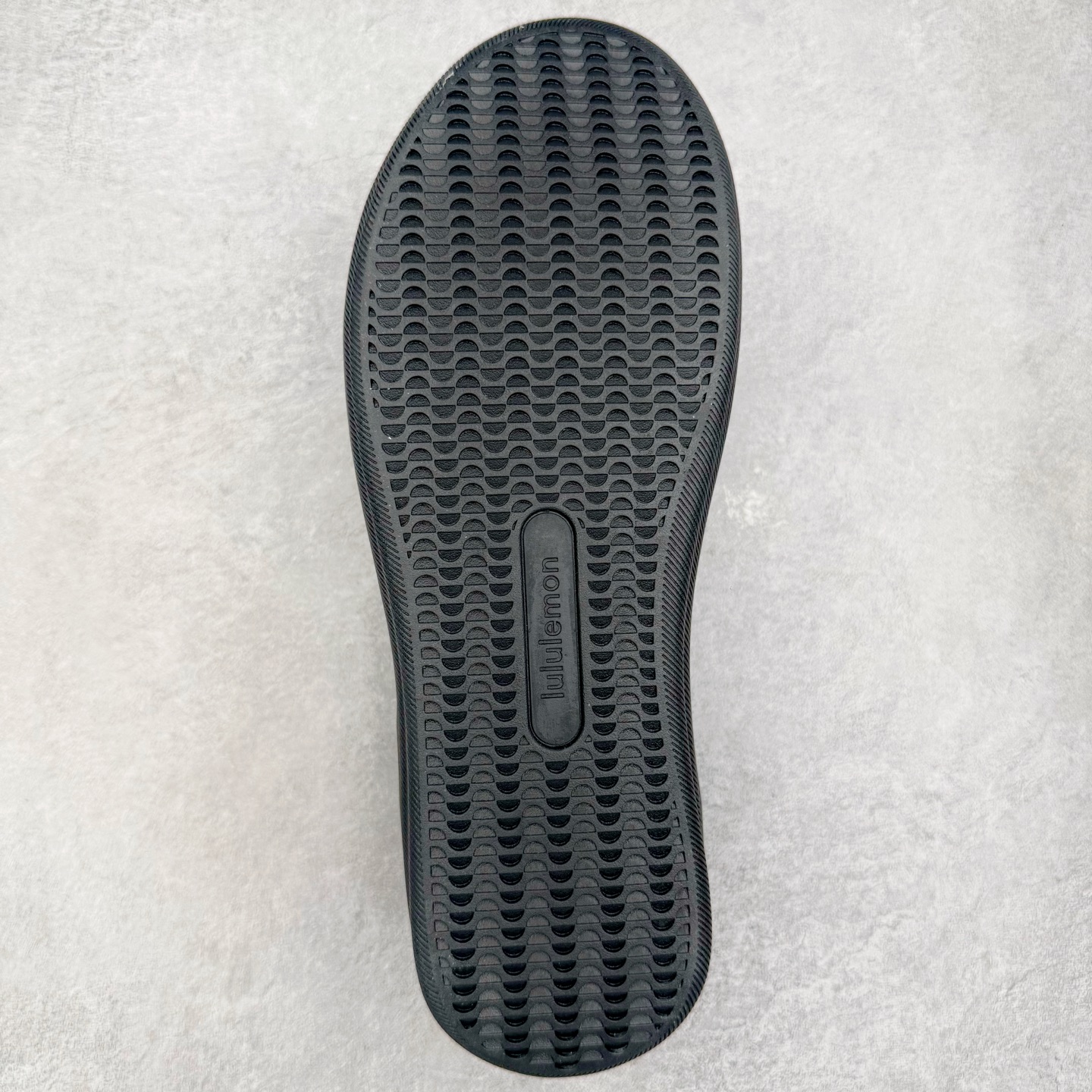 图片[9]-＃GD广顶 lululemon Cityverse 露露乐檬极简主义减震耐磨低帮生活休闲鞋 Cityverse将运动性能融入经典休闲鞋中，中底提供出色缓震，并贴合足部曲线，带来全天候的舒适感。鞋面采用两种材质拼接，且前半部分采用热熔压胶处理，无任何缝线，保留了鞋身整体性。模制泡沫的鞋垫带来上乘的脚感，在平日休闲穿着时不会磨脚，也能提供轻质软弹的效果。25年来，lululemon一直秉持“感受为先”的设计理念，并相信更好的感受带来更好的表现。此次男鞋的设计亦是如此。投入多年研究，针对男性在不同运动场景中的脚步形态设计了不同鞋履款式。同时，还进行了生物力学与形态学研究，为“他”带来更好的贴合度和感受。尺码：36 36.5 37.5 38 38.5 39 40 40.5 41 42 42.5 43 44 44.5 45-选品中心