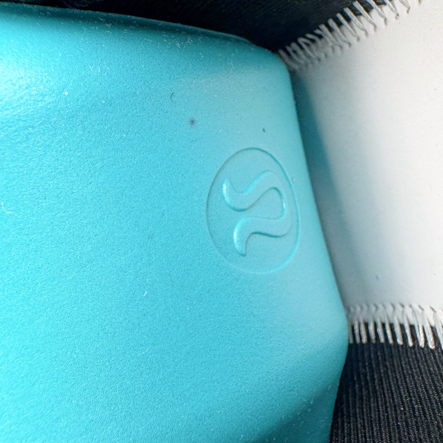 图片[10]-＃GD广顶 lululemon Cityverse 露露乐檬极简主义减震耐磨低帮生活休闲鞋 Cityverse将运动性能融入经典休闲鞋中，中底提供出色缓震，并贴合足部曲线，带来全天候的舒适感。鞋面采用两种材质拼接，且前半部分采用热熔压胶处理，无任何缝线，保留了鞋身整体性。模制泡沫的鞋垫带来上乘的脚感，在平日休闲穿着时不会磨脚，也能提供轻质软弹的效果。25年来，lululemon一直秉持“感受为先”的设计理念，并相信更好的感受带来更好的表现。此次男鞋的设计亦是如此。投入多年研究，针对男性在不同运动场景中的脚步形态设计了不同鞋履款式。同时，还进行了生物力学与形态学研究，为“他”带来更好的贴合度和感受。尺码：36 36.5 37.5 38 38.5 39 40 40.5 41 42 42.5 43 44 44.5 45-选品中心