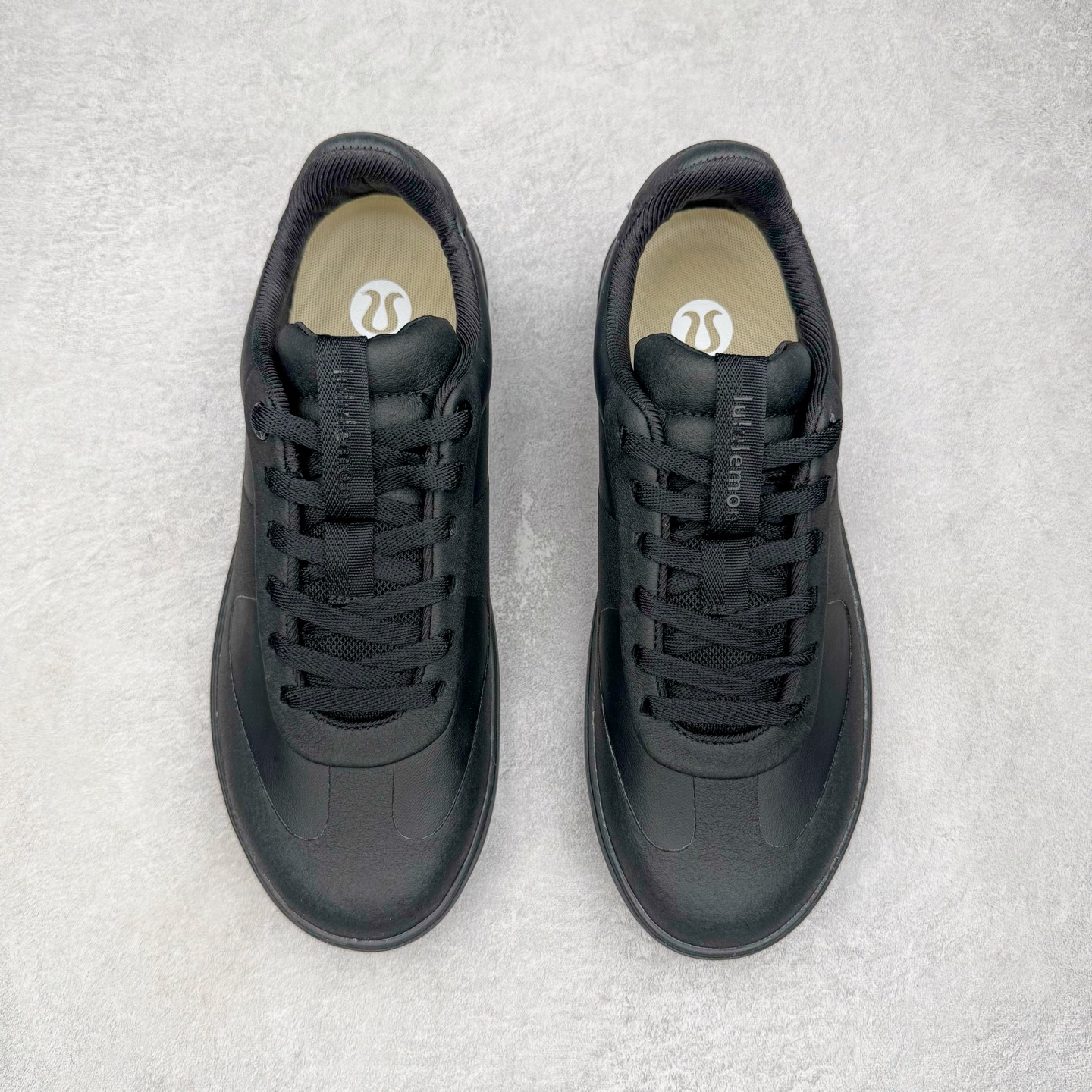 图片[2]-＃GD广顶 lululemon Cityverse 露露乐檬极简主义减震耐磨低帮生活休闲鞋 Cityverse将运动性能融入经典休闲鞋中，中底提供出色缓震，并贴合足部曲线，带来全天候的舒适感。鞋面采用两种材质拼接，且前半部分采用热熔压胶处理，无任何缝线，保留了鞋身整体性。模制泡沫的鞋垫带来上乘的脚感，在平日休闲穿着时不会磨脚，也能提供轻质软弹的效果。25年来，lululemon一直秉持“感受为先”的设计理念，并相信更好的感受带来更好的表现。此次男鞋的设计亦是如此。投入多年研究，针对男性在不同运动场景中的脚步形态设计了不同鞋履款式。同时，还进行了生物力学与形态学研究，为“他”带来更好的贴合度和感受。尺码：36 36.5 37.5 38 38.5 39 40 40.5 41 42 42.5 43 44 44.5 45-选品中心