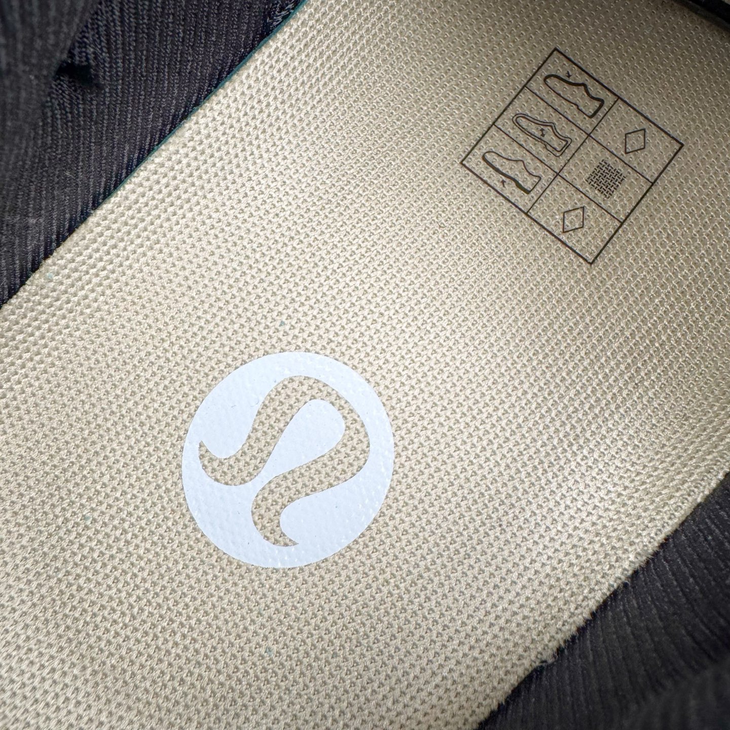 图片[13]-＃GD广顶 lululemon Cityverse 露露乐檬极简主义减震耐磨低帮生活休闲鞋 Cityverse将运动性能融入经典休闲鞋中，中底提供出色缓震，并贴合足部曲线，带来全天候的舒适感。鞋面采用两种材质拼接，且前半部分采用热熔压胶处理，无任何缝线，保留了鞋身整体性。模制泡沫的鞋垫带来上乘的脚感，在平日休闲穿着时不会磨脚，也能提供轻质软弹的效果。25年来，lululemon一直秉持“感受为先”的设计理念，并相信更好的感受带来更好的表现。此次男鞋的设计亦是如此。投入多年研究，针对男性在不同运动场景中的脚步形态设计了不同鞋履款式。同时，还进行了生物力学与形态学研究，为“他”带来更好的贴合度和感受。尺码：36 36.5 37.5 38 38.5 39 40 40.5 41 42 42.5 43 44 44.5 45-选品中心