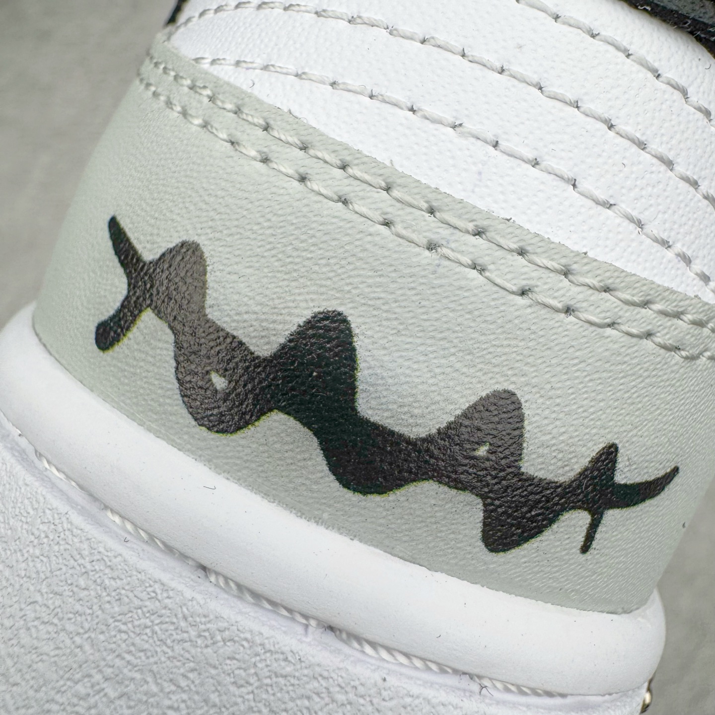 图片[17]-＃YC纯原 NK Dunk Low 不羁涂鸦 DD1391-100 当经典黑白灰，撞上自由笔触，鞋身以沉稳的黑白灰为基调，如城市街角的底色，简约中自带高级感，适配日常却不甘平庸。鞋侧跃动的涂鸦线条，仿佛即兴喷绘的艺术轨迹，每一笔勾勒，都是对常规边界的轻蔑突破；每一处留白，都为脚步留下想象力的余地。定制系列天花板 无原鞋不开发 全系列得物原鞋一比一校对开发 配色持续更新中 终端对接 优势输出 全套原厂楦头原纸板数据档案倾力打造 原汁原味莞产 极致还原 圈内最强针车工艺 高端零售指定版 广东原厂配套原盒原标 鞋盒分三个尺码段 原厂冲刀 超高清洁度 全鞋零毛边皮料切割 采用原厂百宏鞋带以及原厂百宏织唛舌标 内标可供原厂几率过验 进口原装条纹中底布 四线拉帮白色点胶 原厂拉帮手法遵循公司 原厂电绣 极致还原 尺码：36 36.5 37.5 38 38.5 39 40 40.5 41 42 42.5 43 44 44.5 45 46-选品中心