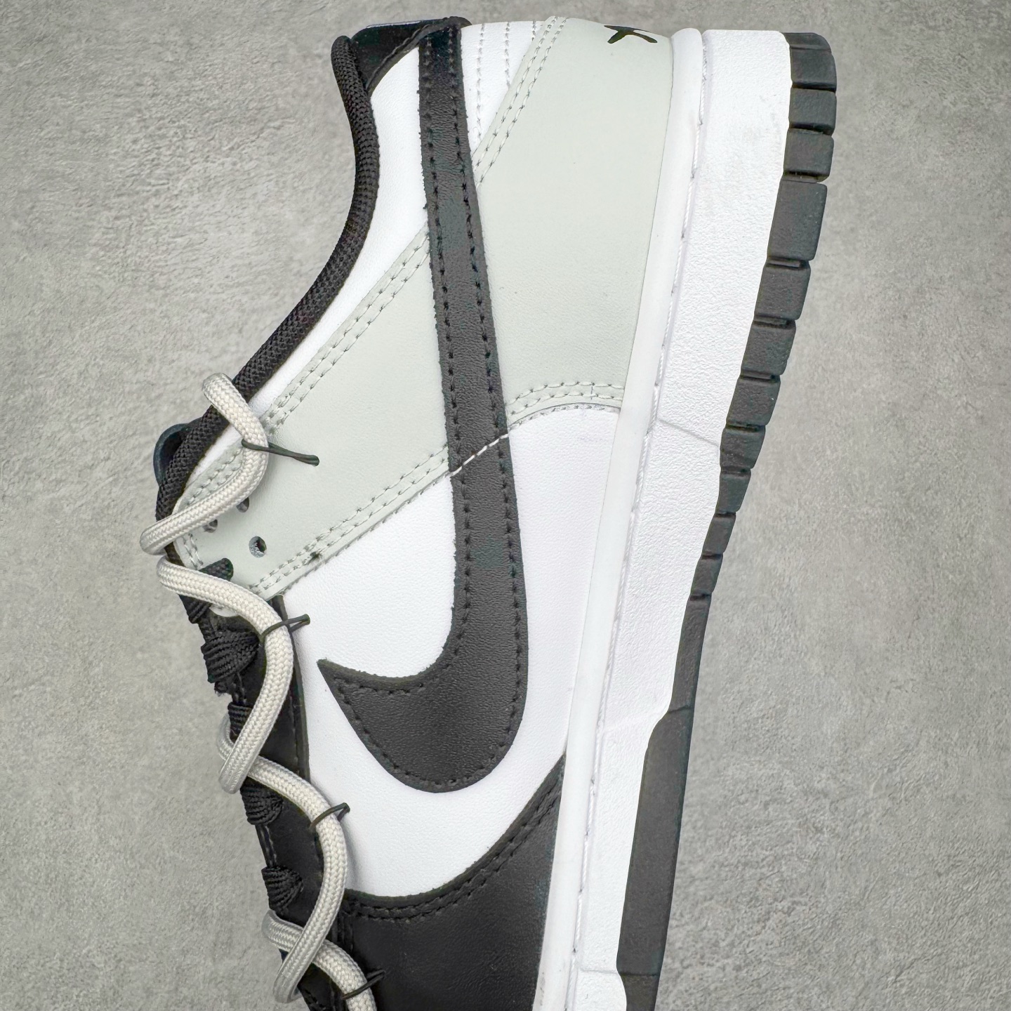 图片[7]-＃YC纯原 NK Dunk Low 不羁涂鸦 DD1391-100 当经典黑白灰，撞上自由笔触，鞋身以沉稳的黑白灰为基调，如城市街角的底色，简约中自带高级感，适配日常却不甘平庸。鞋侧跃动的涂鸦线条，仿佛即兴喷绘的艺术轨迹，每一笔勾勒，都是对常规边界的轻蔑突破；每一处留白，都为脚步留下想象力的余地。定制系列天花板 无原鞋不开发 全系列得物原鞋一比一校对开发 配色持续更新中 终端对接 优势输出 全套原厂楦头原纸板数据档案倾力打造 原汁原味莞产 极致还原 圈内最强针车工艺 高端零售指定版 广东原厂配套原盒原标 鞋盒分三个尺码段 原厂冲刀 超高清洁度 全鞋零毛边皮料切割 采用原厂百宏鞋带以及原厂百宏织唛舌标 内标可供原厂几率过验 进口原装条纹中底布 四线拉帮白色点胶 原厂拉帮手法遵循公司 原厂电绣 极致还原 尺码：36 36.5 37.5 38 38.5 39 40 40.5 41 42 42.5 43 44 44.5 45 46-选品中心