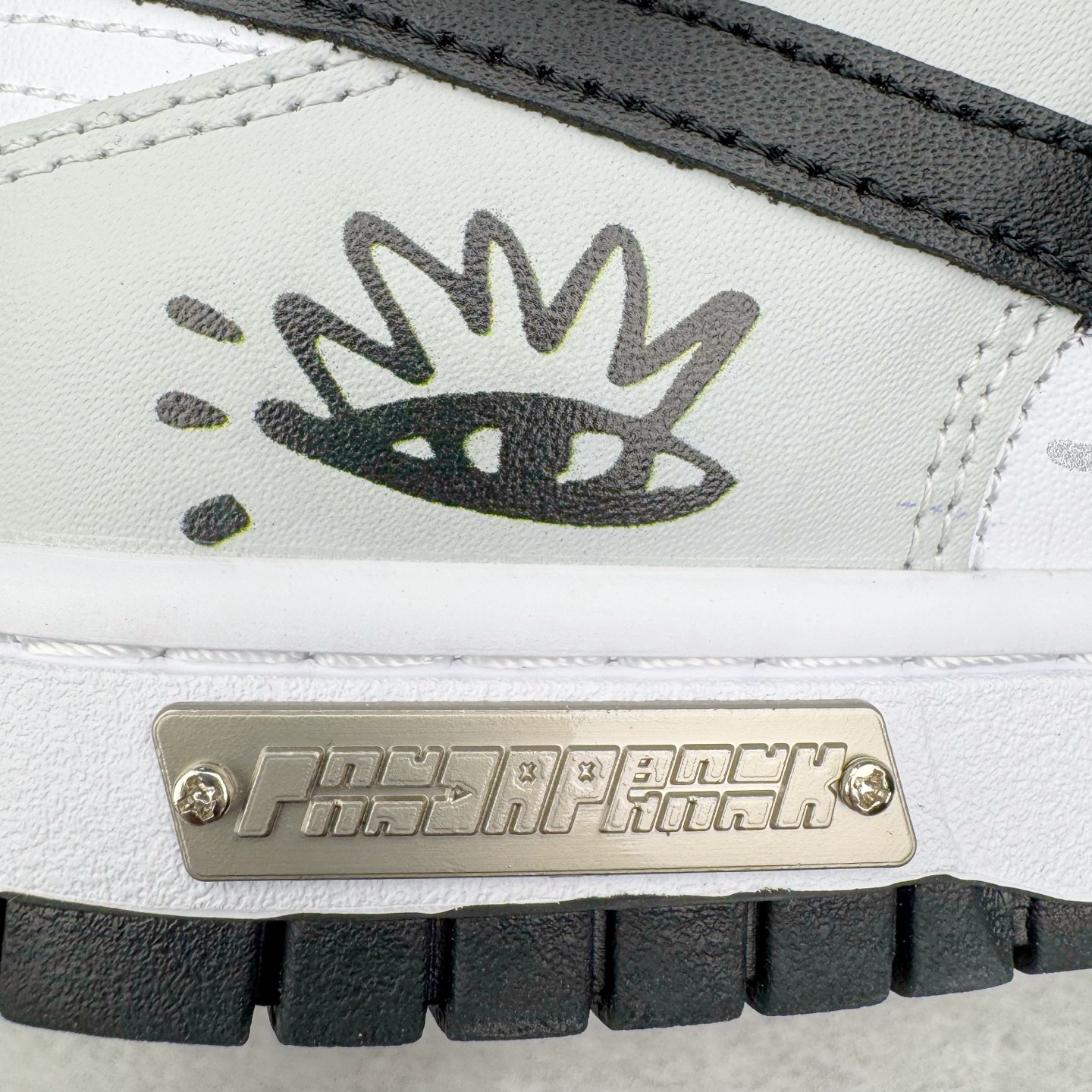 图片[18]-＃YC纯原 NK Dunk Low 不羁涂鸦 DD1391-100 当经典黑白灰，撞上自由笔触，鞋身以沉稳的黑白灰为基调，如城市街角的底色，简约中自带高级感，适配日常却不甘平庸。鞋侧跃动的涂鸦线条，仿佛即兴喷绘的艺术轨迹，每一笔勾勒，都是对常规边界的轻蔑突破；每一处留白，都为脚步留下想象力的余地。定制系列天花板 无原鞋不开发 全系列得物原鞋一比一校对开发 配色持续更新中 终端对接 优势输出 全套原厂楦头原纸板数据档案倾力打造 原汁原味莞产 极致还原 圈内最强针车工艺 高端零售指定版 广东原厂配套原盒原标 鞋盒分三个尺码段 原厂冲刀 超高清洁度 全鞋零毛边皮料切割 采用原厂百宏鞋带以及原厂百宏织唛舌标 内标可供原厂几率过验 进口原装条纹中底布 四线拉帮白色点胶 原厂拉帮手法遵循公司 原厂电绣 极致还原 尺码：36 36.5 37.5 38 38.5 39 40 40.5 41 42 42.5 43 44 44.5 45 46-选品中心