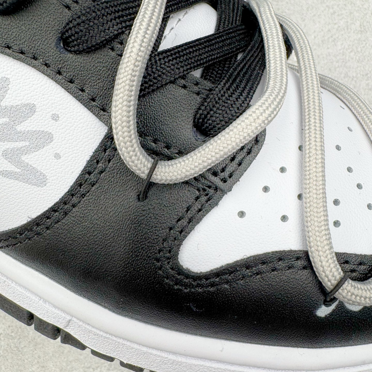 图片[20]-＃YC纯原 NK Dunk Low 不羁涂鸦 DD1391-100 当经典黑白灰，撞上自由笔触，鞋身以沉稳的黑白灰为基调，如城市街角的底色，简约中自带高级感，适配日常却不甘平庸。鞋侧跃动的涂鸦线条，仿佛即兴喷绘的艺术轨迹，每一笔勾勒，都是对常规边界的轻蔑突破；每一处留白，都为脚步留下想象力的余地。定制系列天花板 无原鞋不开发 全系列得物原鞋一比一校对开发 配色持续更新中 终端对接 优势输出 全套原厂楦头原纸板数据档案倾力打造 原汁原味莞产 极致还原 圈内最强针车工艺 高端零售指定版 广东原厂配套原盒原标 鞋盒分三个尺码段 原厂冲刀 超高清洁度 全鞋零毛边皮料切割 采用原厂百宏鞋带以及原厂百宏织唛舌标 内标可供原厂几率过验 进口原装条纹中底布 四线拉帮白色点胶 原厂拉帮手法遵循公司 原厂电绣 极致还原 尺码：36 36.5 37.5 38 38.5 39 40 40.5 41 42 42.5 43 44 44.5 45 46-选品中心