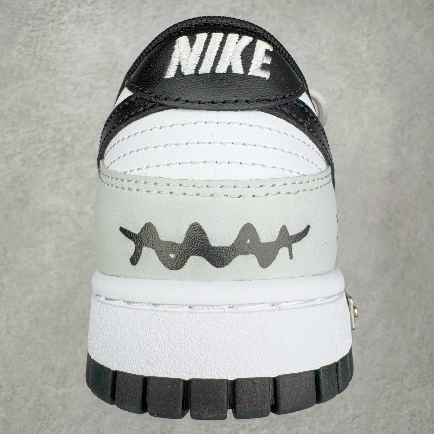 图片[8]-＃YC纯原 NK Dunk Low 不羁涂鸦 DD1391-100 当经典黑白灰，撞上自由笔触，鞋身以沉稳的黑白灰为基调，如城市街角的底色，简约中自带高级感，适配日常却不甘平庸。鞋侧跃动的涂鸦线条，仿佛即兴喷绘的艺术轨迹，每一笔勾勒，都是对常规边界的轻蔑突破；每一处留白，都为脚步留下想象力的余地。定制系列天花板 无原鞋不开发 全系列得物原鞋一比一校对开发 配色持续更新中 终端对接 优势输出 全套原厂楦头原纸板数据档案倾力打造 原汁原味莞产 极致还原 圈内最强针车工艺 高端零售指定版 广东原厂配套原盒原标 鞋盒分三个尺码段 原厂冲刀 超高清洁度 全鞋零毛边皮料切割 采用原厂百宏鞋带以及原厂百宏织唛舌标 内标可供原厂几率过验 进口原装条纹中底布 四线拉帮白色点胶 原厂拉帮手法遵循公司 原厂电绣 极致还原 尺码：36 36.5 37.5 38 38.5 39 40 40.5 41 42 42.5 43 44 44.5 45 46-选品中心