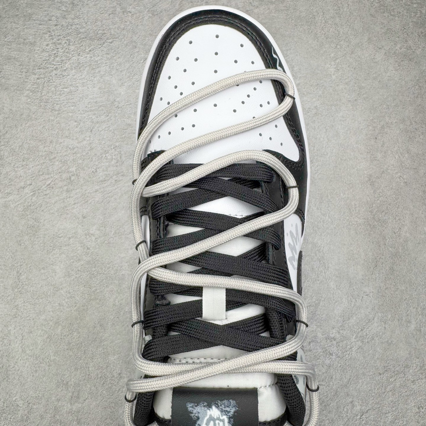 图片[4]-＃YC纯原 NK Dunk Low 不羁涂鸦 DD1391-100 当经典黑白灰，撞上自由笔触，鞋身以沉稳的黑白灰为基调，如城市街角的底色，简约中自带高级感，适配日常却不甘平庸。鞋侧跃动的涂鸦线条，仿佛即兴喷绘的艺术轨迹，每一笔勾勒，都是对常规边界的轻蔑突破；每一处留白，都为脚步留下想象力的余地。定制系列天花板 无原鞋不开发 全系列得物原鞋一比一校对开发 配色持续更新中 终端对接 优势输出 全套原厂楦头原纸板数据档案倾力打造 原汁原味莞产 极致还原 圈内最强针车工艺 高端零售指定版 广东原厂配套原盒原标 鞋盒分三个尺码段 原厂冲刀 超高清洁度 全鞋零毛边皮料切割 采用原厂百宏鞋带以及原厂百宏织唛舌标 内标可供原厂几率过验 进口原装条纹中底布 四线拉帮白色点胶 原厂拉帮手法遵循公司 原厂电绣 极致还原 尺码：36 36.5 37.5 38 38.5 39 40 40.5 41 42 42.5 43 44 44.5 45 46-选品中心