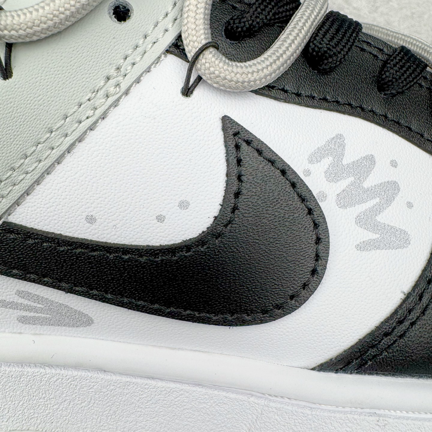 图片[19]-＃YC纯原 NK Dunk Low 不羁涂鸦 DD1391-100 当经典黑白灰，撞上自由笔触，鞋身以沉稳的黑白灰为基调，如城市街角的底色，简约中自带高级感，适配日常却不甘平庸。鞋侧跃动的涂鸦线条，仿佛即兴喷绘的艺术轨迹，每一笔勾勒，都是对常规边界的轻蔑突破；每一处留白，都为脚步留下想象力的余地。定制系列天花板 无原鞋不开发 全系列得物原鞋一比一校对开发 配色持续更新中 终端对接 优势输出 全套原厂楦头原纸板数据档案倾力打造 原汁原味莞产 极致还原 圈内最强针车工艺 高端零售指定版 广东原厂配套原盒原标 鞋盒分三个尺码段 原厂冲刀 超高清洁度 全鞋零毛边皮料切割 采用原厂百宏鞋带以及原厂百宏织唛舌标 内标可供原厂几率过验 进口原装条纹中底布 四线拉帮白色点胶 原厂拉帮手法遵循公司 原厂电绣 极致还原 尺码：36 36.5 37.5 38 38.5 39 40 40.5 41 42 42.5 43 44 44.5 45 46-选品中心