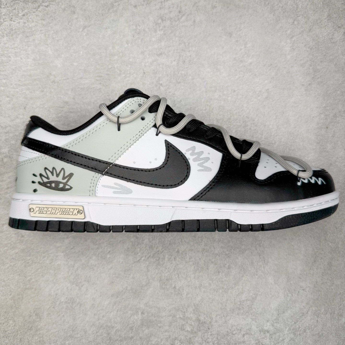 ＃YC纯原 NK Dunk Low 不羁涂鸦 DD1391-100 当经典黑白灰，撞上自由笔触，鞋身以沉稳的黑白灰为基调，如城市街角的底色，简约中自带高级感，适配日常却不甘平庸。鞋侧跃动的涂鸦线条，仿佛即兴喷绘的艺术轨迹，每一笔勾勒，都是对常规边界的轻蔑突破；每一处留白，都为脚步留下想象力的余地。定制系列天花板 无原鞋不开发 全系列得物原鞋一比一校对开发 配色持续更新中 终端对接 优势输出 全套原厂楦头原纸板数据档案倾力打造 原汁原味莞产 极致还原 圈内最强针车工艺 高端零售指定版 广东原厂配套原盒原标 鞋盒分三个尺码段 原厂冲刀 超高清洁度 全鞋零毛边皮料切割 采用原厂百宏鞋带以及原厂百宏织唛舌标 内标可供原厂几率过验 进口原装条纹中底布 四线拉帮白色点胶 原厂拉帮手法遵循公司 原厂电绣 极致还原 尺码：36 36.5 37.5 38 38.5 39 40 40.5 41 42 42.5 43 44 44.5 45 46-选品中心