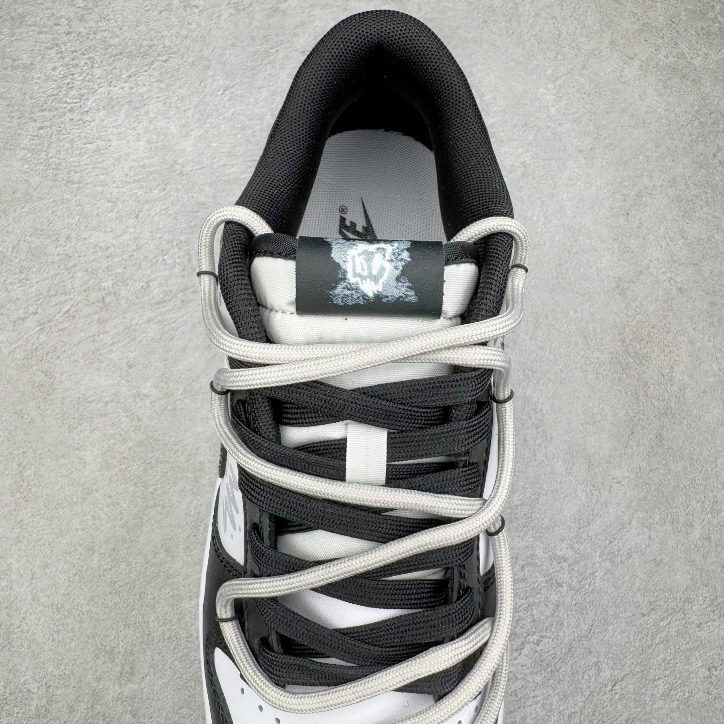 图片[5]-＃YC纯原 NK Dunk Low 不羁涂鸦 DD1391-100 当经典黑白灰，撞上自由笔触，鞋身以沉稳的黑白灰为基调，如城市街角的底色，简约中自带高级感，适配日常却不甘平庸。鞋侧跃动的涂鸦线条，仿佛即兴喷绘的艺术轨迹，每一笔勾勒，都是对常规边界的轻蔑突破；每一处留白，都为脚步留下想象力的余地。定制系列天花板 无原鞋不开发 全系列得物原鞋一比一校对开发 配色持续更新中 终端对接 优势输出 全套原厂楦头原纸板数据档案倾力打造 原汁原味莞产 极致还原 圈内最强针车工艺 高端零售指定版 广东原厂配套原盒原标 鞋盒分三个尺码段 原厂冲刀 超高清洁度 全鞋零毛边皮料切割 采用原厂百宏鞋带以及原厂百宏织唛舌标 内标可供原厂几率过验 进口原装条纹中底布 四线拉帮白色点胶 原厂拉帮手法遵循公司 原厂电绣 极致还原 尺码：36 36.5 37.5 38 38.5 39 40 40.5 41 42 42.5 43 44 44.5 45 46-选品中心