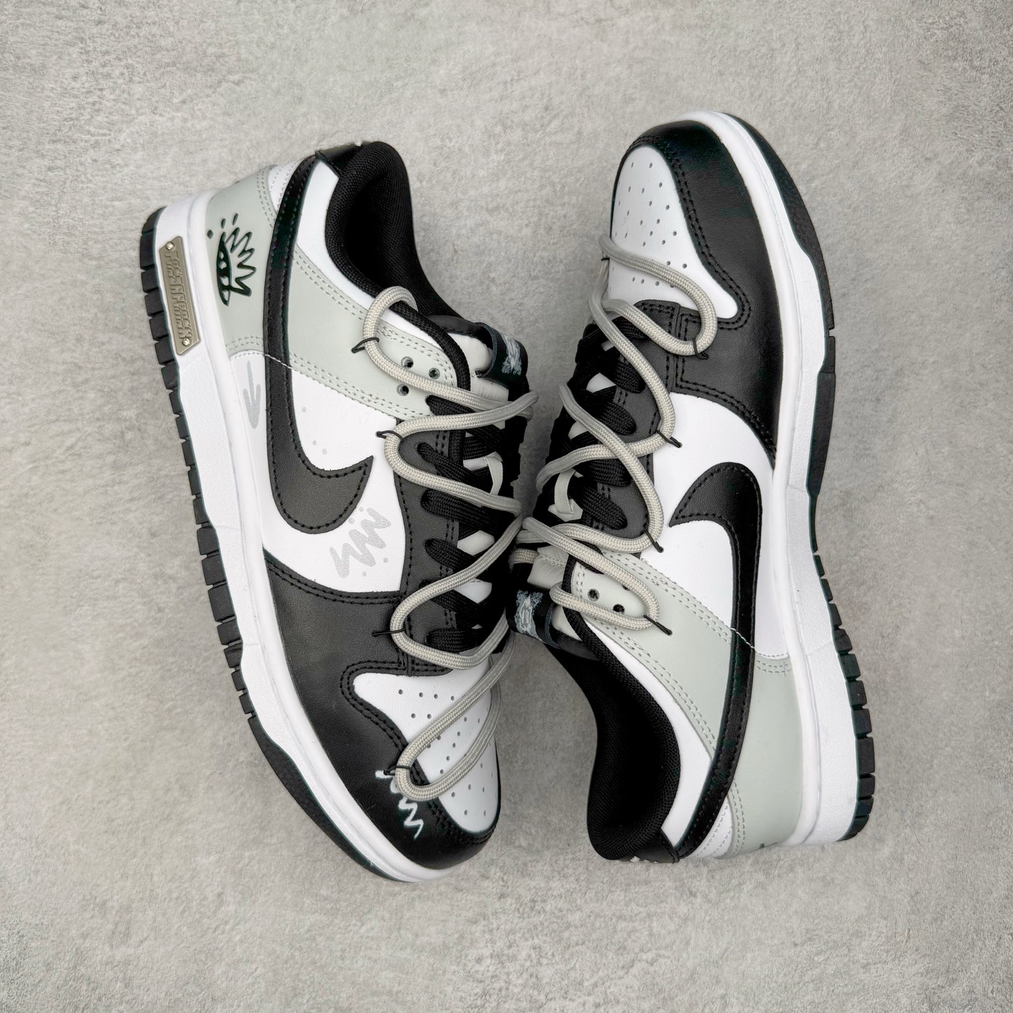 图片[3]-＃YC纯原 NK Dunk Low 不羁涂鸦 DD1391-100 当经典黑白灰，撞上自由笔触，鞋身以沉稳的黑白灰为基调，如城市街角的底色，简约中自带高级感，适配日常却不甘平庸。鞋侧跃动的涂鸦线条，仿佛即兴喷绘的艺术轨迹，每一笔勾勒，都是对常规边界的轻蔑突破；每一处留白，都为脚步留下想象力的余地。定制系列天花板 无原鞋不开发 全系列得物原鞋一比一校对开发 配色持续更新中 终端对接 优势输出 全套原厂楦头原纸板数据档案倾力打造 原汁原味莞产 极致还原 圈内最强针车工艺 高端零售指定版 广东原厂配套原盒原标 鞋盒分三个尺码段 原厂冲刀 超高清洁度 全鞋零毛边皮料切割 采用原厂百宏鞋带以及原厂百宏织唛舌标 内标可供原厂几率过验 进口原装条纹中底布 四线拉帮白色点胶 原厂拉帮手法遵循公司 原厂电绣 极致还原 尺码：36 36.5 37.5 38 38.5 39 40 40.5 41 42 42.5 43 44 44.5 45 46-选品中心