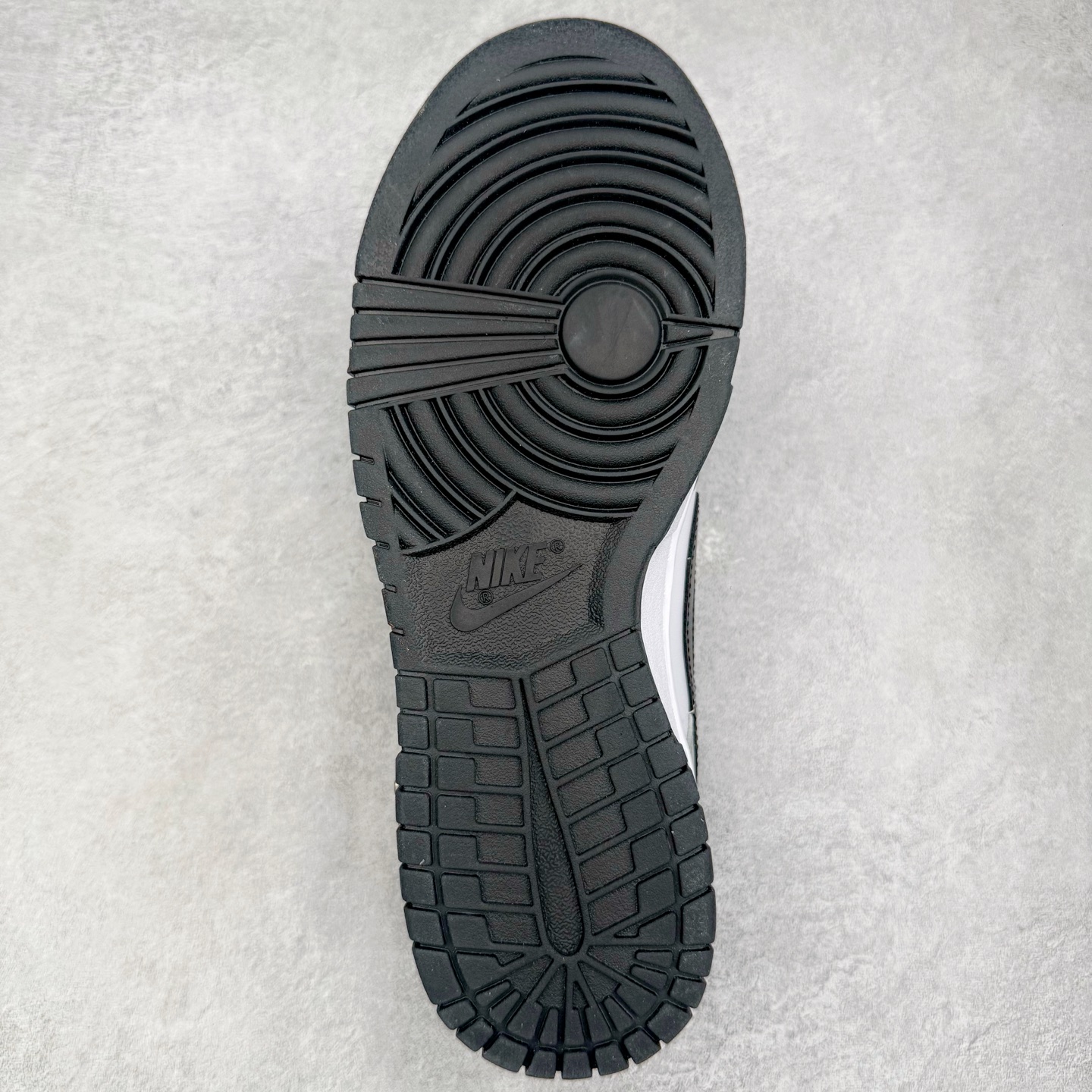 图片[9]-＃YC纯原 NK Dunk Low 不羁涂鸦 DD1391-100 当经典黑白灰，撞上自由笔触，鞋身以沉稳的黑白灰为基调，如城市街角的底色，简约中自带高级感，适配日常却不甘平庸。鞋侧跃动的涂鸦线条，仿佛即兴喷绘的艺术轨迹，每一笔勾勒，都是对常规边界的轻蔑突破；每一处留白，都为脚步留下想象力的余地。定制系列天花板 无原鞋不开发 全系列得物原鞋一比一校对开发 配色持续更新中 终端对接 优势输出 全套原厂楦头原纸板数据档案倾力打造 原汁原味莞产 极致还原 圈内最强针车工艺 高端零售指定版 广东原厂配套原盒原标 鞋盒分三个尺码段 原厂冲刀 超高清洁度 全鞋零毛边皮料切割 采用原厂百宏鞋带以及原厂百宏织唛舌标 内标可供原厂几率过验 进口原装条纹中底布 四线拉帮白色点胶 原厂拉帮手法遵循公司 原厂电绣 极致还原 尺码：36 36.5 37.5 38 38.5 39 40 40.5 41 42 42.5 43 44 44.5 45 46-选品中心