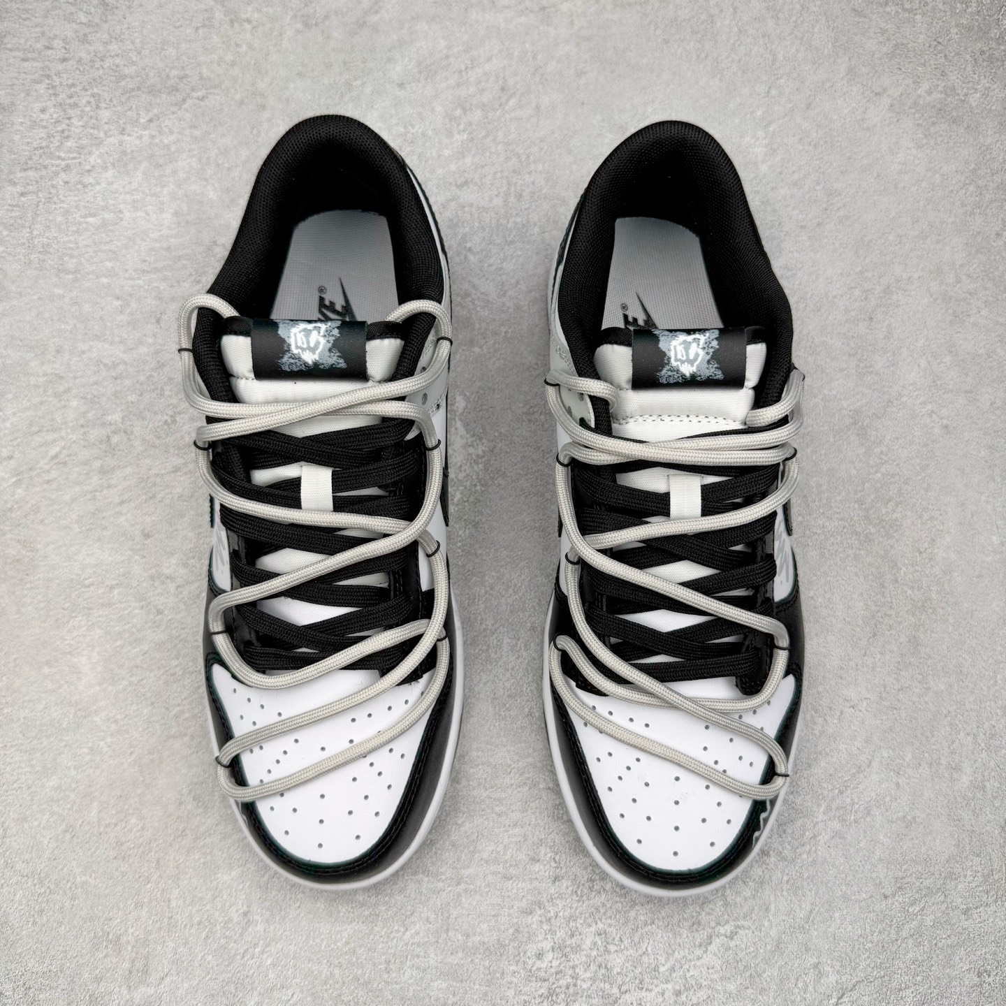 图片[2]-＃YC纯原 NK Dunk Low 不羁涂鸦 DD1391-100 当经典黑白灰，撞上自由笔触，鞋身以沉稳的黑白灰为基调，如城市街角的底色，简约中自带高级感，适配日常却不甘平庸。鞋侧跃动的涂鸦线条，仿佛即兴喷绘的艺术轨迹，每一笔勾勒，都是对常规边界的轻蔑突破；每一处留白，都为脚步留下想象力的余地。定制系列天花板 无原鞋不开发 全系列得物原鞋一比一校对开发 配色持续更新中 终端对接 优势输出 全套原厂楦头原纸板数据档案倾力打造 原汁原味莞产 极致还原 圈内最强针车工艺 高端零售指定版 广东原厂配套原盒原标 鞋盒分三个尺码段 原厂冲刀 超高清洁度 全鞋零毛边皮料切割 采用原厂百宏鞋带以及原厂百宏织唛舌标 内标可供原厂几率过验 进口原装条纹中底布 四线拉帮白色点胶 原厂拉帮手法遵循公司 原厂电绣 极致还原 尺码：36 36.5 37.5 38 38.5 39 40 40.5 41 42 42.5 43 44 44.5 45 46-选品中心