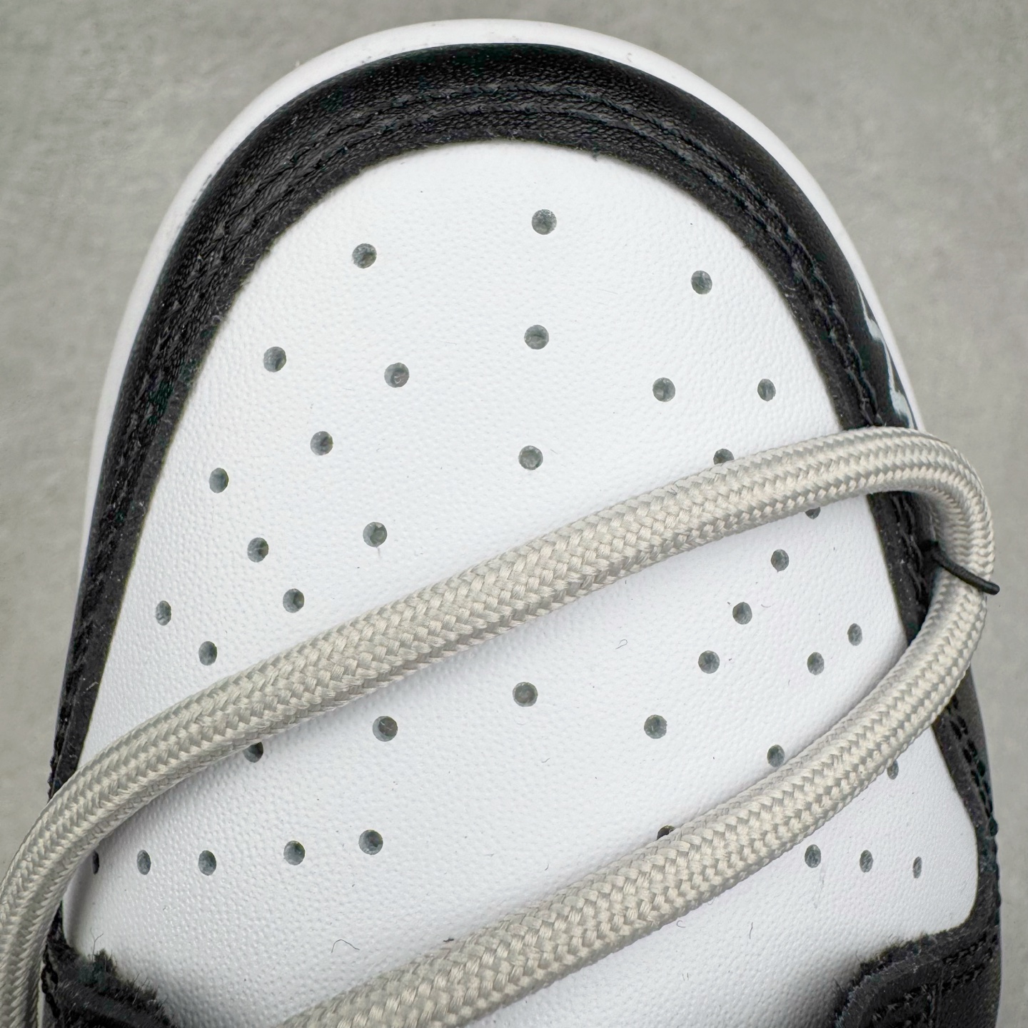 图片[15]-＃YC纯原 NK Dunk Low 不羁涂鸦 DD1391-100 当经典黑白灰，撞上自由笔触，鞋身以沉稳的黑白灰为基调，如城市街角的底色，简约中自带高级感，适配日常却不甘平庸。鞋侧跃动的涂鸦线条，仿佛即兴喷绘的艺术轨迹，每一笔勾勒，都是对常规边界的轻蔑突破；每一处留白，都为脚步留下想象力的余地。定制系列天花板 无原鞋不开发 全系列得物原鞋一比一校对开发 配色持续更新中 终端对接 优势输出 全套原厂楦头原纸板数据档案倾力打造 原汁原味莞产 极致还原 圈内最强针车工艺 高端零售指定版 广东原厂配套原盒原标 鞋盒分三个尺码段 原厂冲刀 超高清洁度 全鞋零毛边皮料切割 采用原厂百宏鞋带以及原厂百宏织唛舌标 内标可供原厂几率过验 进口原装条纹中底布 四线拉帮白色点胶 原厂拉帮手法遵循公司 原厂电绣 极致还原 尺码：36 36.5 37.5 38 38.5 39 40 40.5 41 42 42.5 43 44 44.5 45 46-选品中心