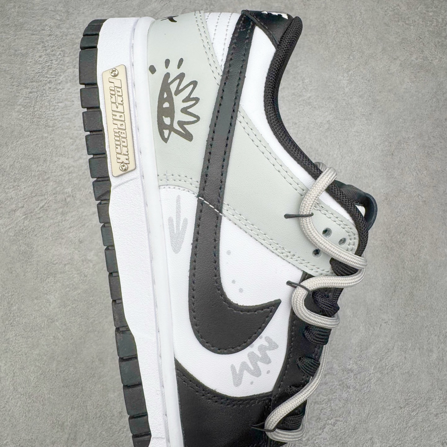 图片[6]-＃YC纯原 NK Dunk Low 不羁涂鸦 DD1391-100 当经典黑白灰，撞上自由笔触，鞋身以沉稳的黑白灰为基调，如城市街角的底色，简约中自带高级感，适配日常却不甘平庸。鞋侧跃动的涂鸦线条，仿佛即兴喷绘的艺术轨迹，每一笔勾勒，都是对常规边界的轻蔑突破；每一处留白，都为脚步留下想象力的余地。定制系列天花板 无原鞋不开发 全系列得物原鞋一比一校对开发 配色持续更新中 终端对接 优势输出 全套原厂楦头原纸板数据档案倾力打造 原汁原味莞产 极致还原 圈内最强针车工艺 高端零售指定版 广东原厂配套原盒原标 鞋盒分三个尺码段 原厂冲刀 超高清洁度 全鞋零毛边皮料切割 采用原厂百宏鞋带以及原厂百宏织唛舌标 内标可供原厂几率过验 进口原装条纹中底布 四线拉帮白色点胶 原厂拉帮手法遵循公司 原厂电绣 极致还原 尺码：36 36.5 37.5 38 38.5 39 40 40.5 41 42 42.5 43 44 44.5 45 46-选品中心