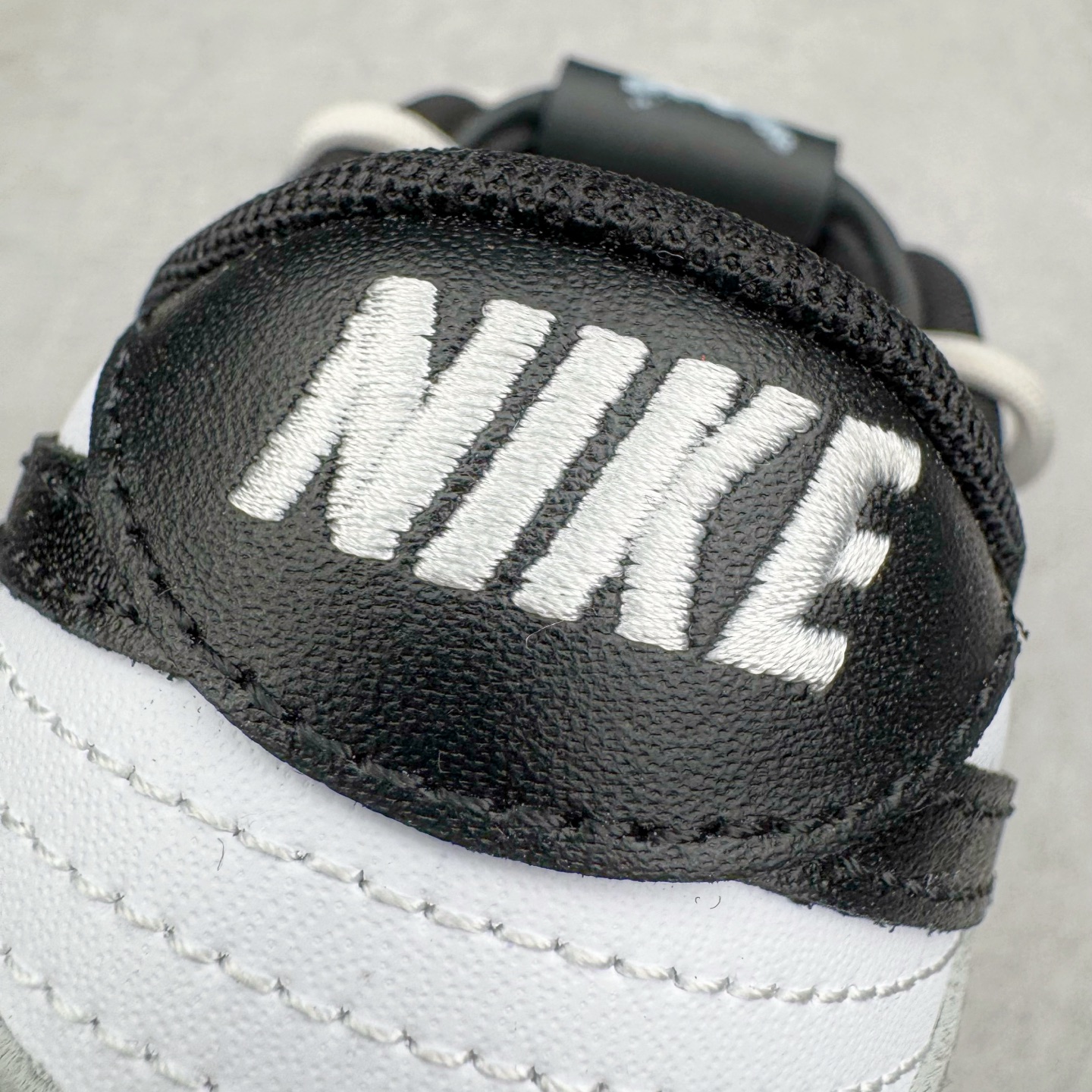 图片[16]-＃YC纯原 NK Dunk Low 不羁涂鸦 DD1391-100 当经典黑白灰，撞上自由笔触，鞋身以沉稳的黑白灰为基调，如城市街角的底色，简约中自带高级感，适配日常却不甘平庸。鞋侧跃动的涂鸦线条，仿佛即兴喷绘的艺术轨迹，每一笔勾勒，都是对常规边界的轻蔑突破；每一处留白，都为脚步留下想象力的余地。定制系列天花板 无原鞋不开发 全系列得物原鞋一比一校对开发 配色持续更新中 终端对接 优势输出 全套原厂楦头原纸板数据档案倾力打造 原汁原味莞产 极致还原 圈内最强针车工艺 高端零售指定版 广东原厂配套原盒原标 鞋盒分三个尺码段 原厂冲刀 超高清洁度 全鞋零毛边皮料切割 采用原厂百宏鞋带以及原厂百宏织唛舌标 内标可供原厂几率过验 进口原装条纹中底布 四线拉帮白色点胶 原厂拉帮手法遵循公司 原厂电绣 极致还原 尺码：36 36.5 37.5 38 38.5 39 40 40.5 41 42 42.5 43 44 44.5 45 46-选品中心