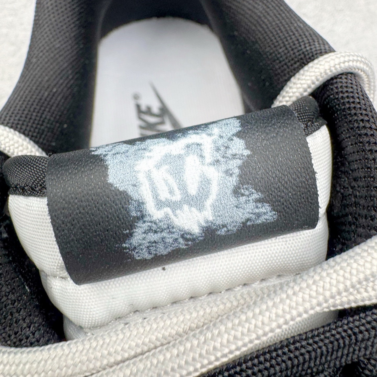 图片[14]-＃YC纯原 NK Dunk Low 不羁涂鸦 DD1391-100 当经典黑白灰，撞上自由笔触，鞋身以沉稳的黑白灰为基调，如城市街角的底色，简约中自带高级感，适配日常却不甘平庸。鞋侧跃动的涂鸦线条，仿佛即兴喷绘的艺术轨迹，每一笔勾勒，都是对常规边界的轻蔑突破；每一处留白，都为脚步留下想象力的余地。定制系列天花板 无原鞋不开发 全系列得物原鞋一比一校对开发 配色持续更新中 终端对接 优势输出 全套原厂楦头原纸板数据档案倾力打造 原汁原味莞产 极致还原 圈内最强针车工艺 高端零售指定版 广东原厂配套原盒原标 鞋盒分三个尺码段 原厂冲刀 超高清洁度 全鞋零毛边皮料切割 采用原厂百宏鞋带以及原厂百宏织唛舌标 内标可供原厂几率过验 进口原装条纹中底布 四线拉帮白色点胶 原厂拉帮手法遵循公司 原厂电绣 极致还原 尺码：36 36.5 37.5 38 38.5 39 40 40.5 41 42 42.5 43 44 44.5 45 46-选品中心