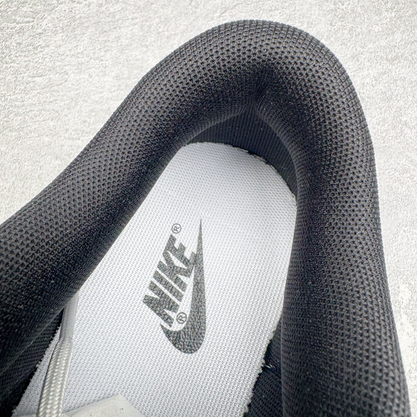 图片[13]-＃YC纯原 NK Dunk Low 不羁涂鸦 DD1391-100 当经典黑白灰，撞上自由笔触，鞋身以沉稳的黑白灰为基调，如城市街角的底色，简约中自带高级感，适配日常却不甘平庸。鞋侧跃动的涂鸦线条，仿佛即兴喷绘的艺术轨迹，每一笔勾勒，都是对常规边界的轻蔑突破；每一处留白，都为脚步留下想象力的余地。定制系列天花板 无原鞋不开发 全系列得物原鞋一比一校对开发 配色持续更新中 终端对接 优势输出 全套原厂楦头原纸板数据档案倾力打造 原汁原味莞产 极致还原 圈内最强针车工艺 高端零售指定版 广东原厂配套原盒原标 鞋盒分三个尺码段 原厂冲刀 超高清洁度 全鞋零毛边皮料切割 采用原厂百宏鞋带以及原厂百宏织唛舌标 内标可供原厂几率过验 进口原装条纹中底布 四线拉帮白色点胶 原厂拉帮手法遵循公司 原厂电绣 极致还原 尺码：36 36.5 37.5 38 38.5 39 40 40.5 41 42 42.5 43 44 44.5 45 46-选品中心