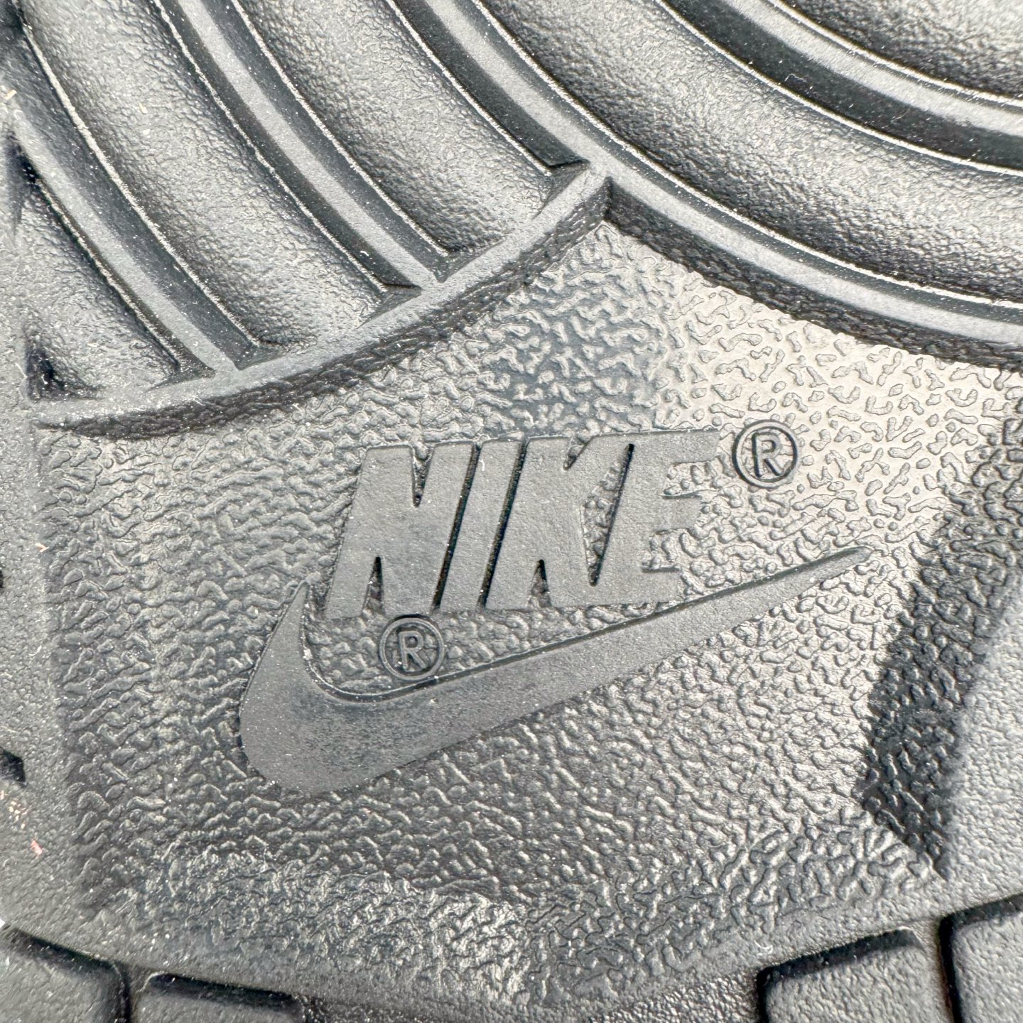 图片[21]-＃YC纯原 NK Dunk Low 不羁涂鸦 DD1391-100 当经典黑白灰，撞上自由笔触，鞋身以沉稳的黑白灰为基调，如城市街角的底色，简约中自带高级感，适配日常却不甘平庸。鞋侧跃动的涂鸦线条，仿佛即兴喷绘的艺术轨迹，每一笔勾勒，都是对常规边界的轻蔑突破；每一处留白，都为脚步留下想象力的余地。定制系列天花板 无原鞋不开发 全系列得物原鞋一比一校对开发 配色持续更新中 终端对接 优势输出 全套原厂楦头原纸板数据档案倾力打造 原汁原味莞产 极致还原 圈内最强针车工艺 高端零售指定版 广东原厂配套原盒原标 鞋盒分三个尺码段 原厂冲刀 超高清洁度 全鞋零毛边皮料切割 采用原厂百宏鞋带以及原厂百宏织唛舌标 内标可供原厂几率过验 进口原装条纹中底布 四线拉帮白色点胶 原厂拉帮手法遵循公司 原厂电绣 极致还原 尺码：36 36.5 37.5 38 38.5 39 40 40.5 41 42 42.5 43 44 44.5 45 46-选品中心