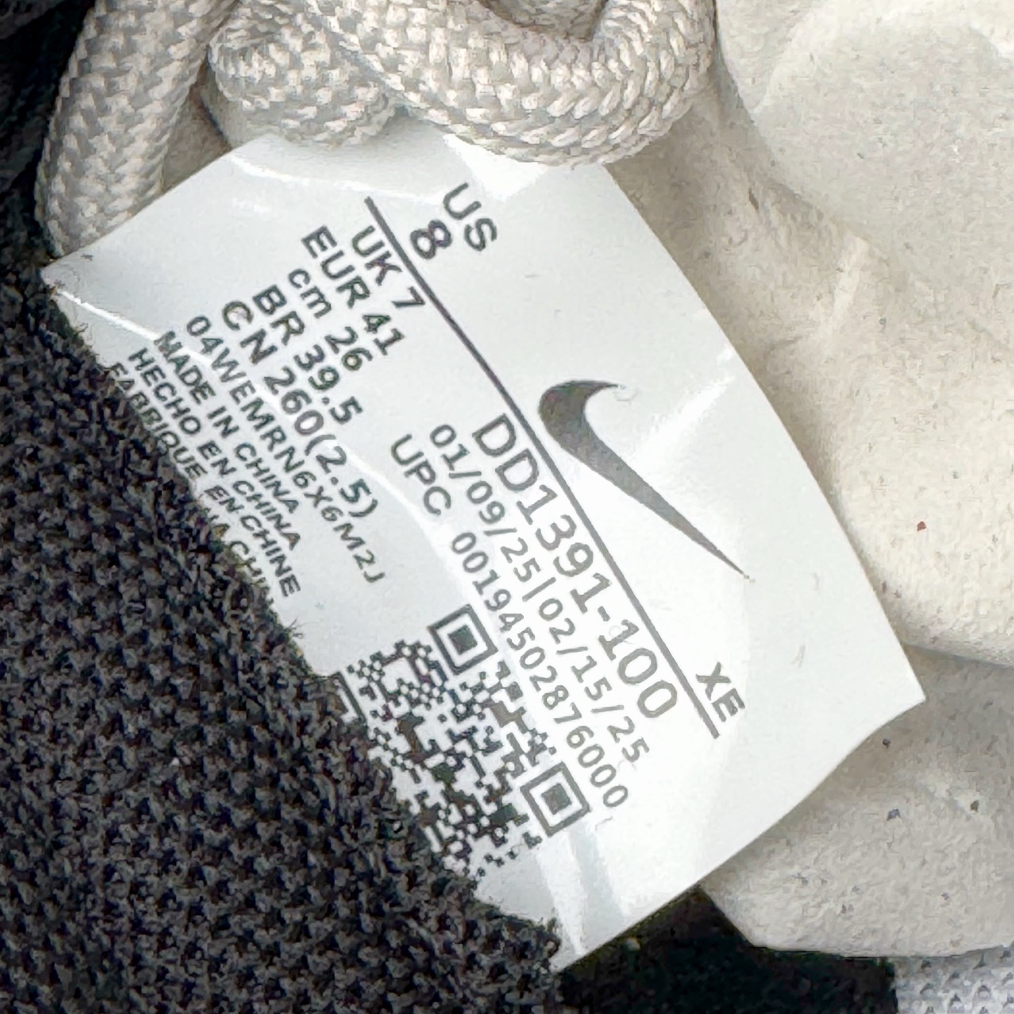 图片[12]-＃YC纯原 NK Dunk Low 不羁涂鸦 DD1391-100 当经典黑白灰，撞上自由笔触，鞋身以沉稳的黑白灰为基调，如城市街角的底色，简约中自带高级感，适配日常却不甘平庸。鞋侧跃动的涂鸦线条，仿佛即兴喷绘的艺术轨迹，每一笔勾勒，都是对常规边界的轻蔑突破；每一处留白，都为脚步留下想象力的余地。定制系列天花板 无原鞋不开发 全系列得物原鞋一比一校对开发 配色持续更新中 终端对接 优势输出 全套原厂楦头原纸板数据档案倾力打造 原汁原味莞产 极致还原 圈内最强针车工艺 高端零售指定版 广东原厂配套原盒原标 鞋盒分三个尺码段 原厂冲刀 超高清洁度 全鞋零毛边皮料切割 采用原厂百宏鞋带以及原厂百宏织唛舌标 内标可供原厂几率过验 进口原装条纹中底布 四线拉帮白色点胶 原厂拉帮手法遵循公司 原厂电绣 极致还原 尺码：36 36.5 37.5 38 38.5 39 40 40.5 41 42 42.5 43 44 44.5 45 46-选品中心