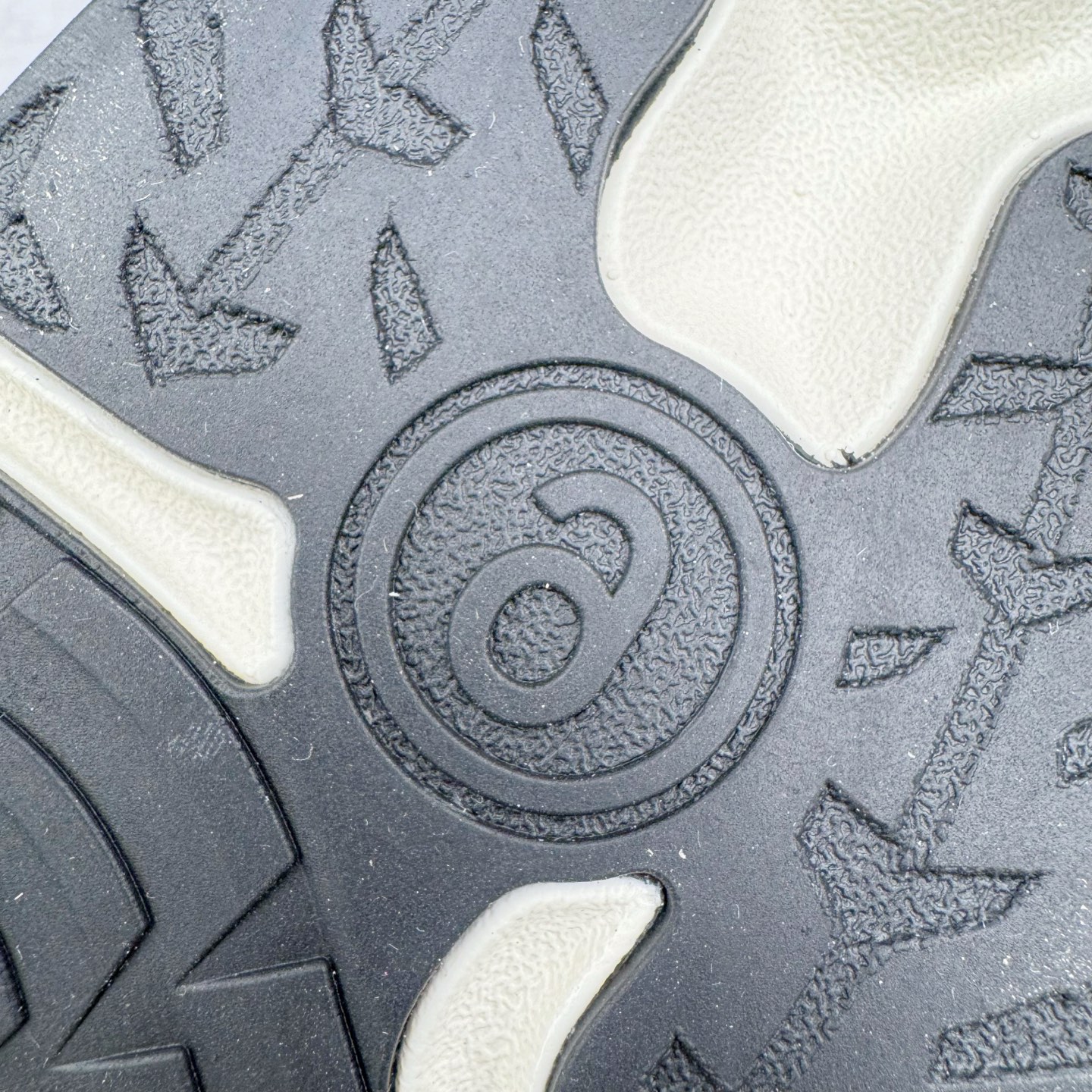 图片[13]-MM6 Maison Margiela x SALOMON XT-6 萨洛蒙联名系列低帮城市越野机能透气休闲运动鞋 鞋舌处附有迷你网眼袋收纳鞋绳以及下方的多色 Logo 标签 接着搭载奶油色 ACS 技术中底以及金色 TPU 塑料部件提升鞋款耐用性 中底与鞋面之间饰有海蓝色条状细节有效增添鞋款层次 最后应用黑色 Contragrip Chevron 外底完成鞋款设计 这次配色颇为高调 两款配色均以绚丽的渐变设计呈现 一款以粉紫渐变主打 另一款以黄绿渐变呈现 视觉效果相当吸睛 鞋面的使用玻璃纤维覆盖物加固 并通过细绳扣系带系统进行锁定 Salomon 的品牌logo 出现在脚后跟和前掌部位 中底虽然偏薄 但非常耐用 与模压塑料ACS 框架以及致密AC2 Muscle 鞋底单元结合 能够提供出色的支撑力和缓冲性 尺码：36 36.5 37.5 38 38.5 39 40 40.5 41 42 42.5 43 44 44.5 45 46.5-选品中心