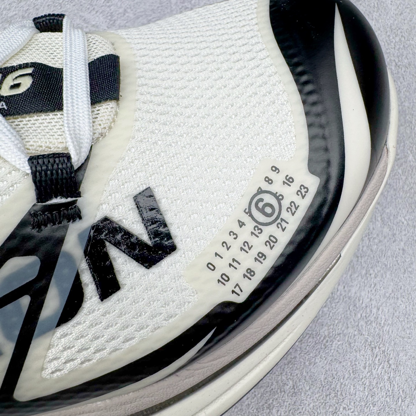 图片[16]-MM6 Maison Margiela x SALOMON XT-6 萨洛蒙联名系列低帮城市越野机能透气休闲运动鞋 鞋舌处附有迷你网眼袋收纳鞋绳以及下方的多色 Logo 标签 接着搭载奶油色 ACS 技术中底以及金色 TPU 塑料部件提升鞋款耐用性 中底与鞋面之间饰有海蓝色条状细节有效增添鞋款层次 最后应用黑色 Contragrip Chevron 外底完成鞋款设计 这次配色颇为高调 两款配色均以绚丽的渐变设计呈现 一款以粉紫渐变主打 另一款以黄绿渐变呈现 视觉效果相当吸睛 鞋面的使用玻璃纤维覆盖物加固 并通过细绳扣系带系统进行锁定 Salomon 的品牌logo 出现在脚后跟和前掌部位 中底虽然偏薄 但非常耐用 与模压塑料ACS 框架以及致密AC2 Muscle 鞋底单元结合 能够提供出色的支撑力和缓冲性 尺码：36 36.5 37.5 38 38.5 39 40 40.5 41 42 42.5 43 44 44.5 45 46.5-选品中心