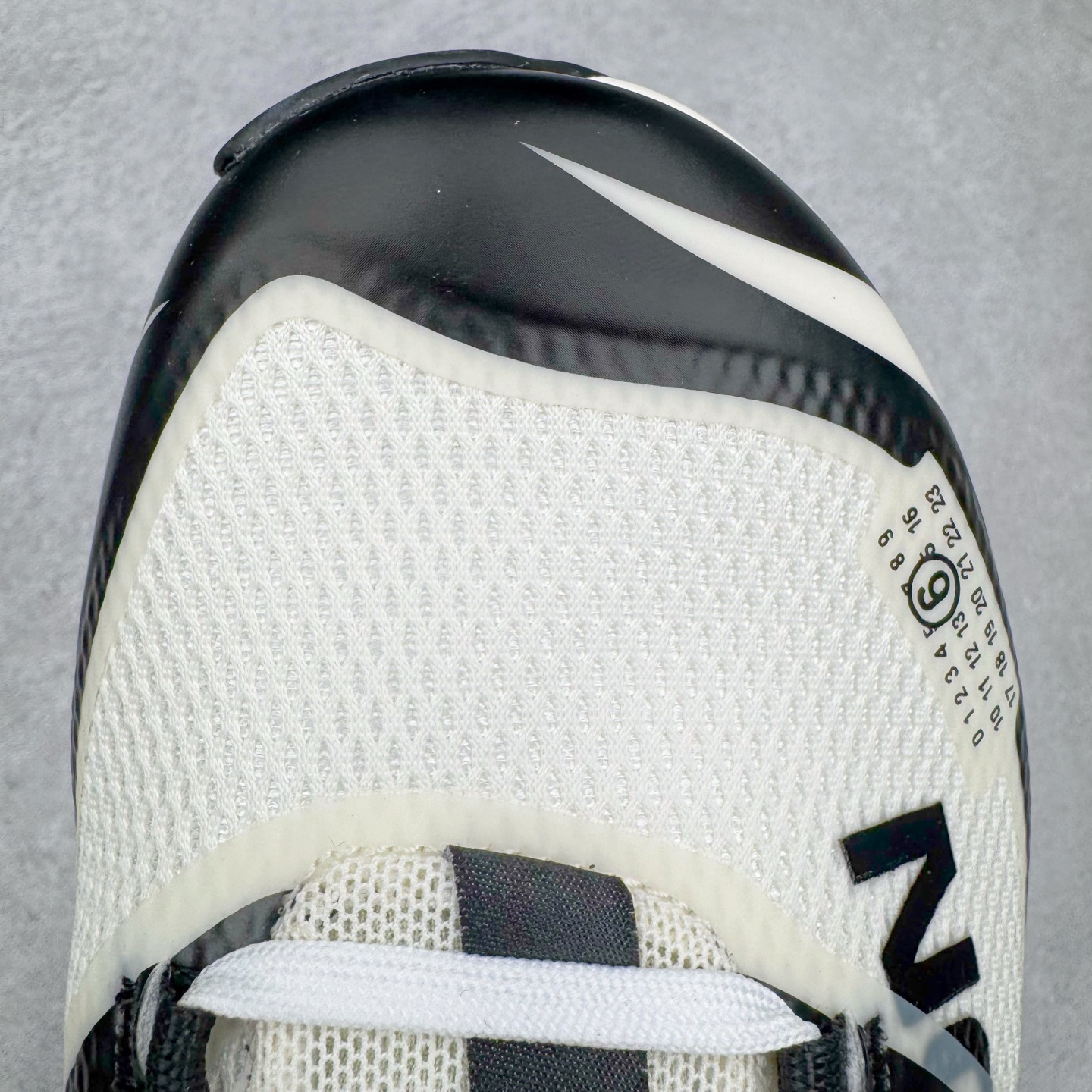 图片[15]-MM6 Maison Margiela x SALOMON XT-6 萨洛蒙联名系列低帮城市越野机能透气休闲运动鞋 鞋舌处附有迷你网眼袋收纳鞋绳以及下方的多色 Logo 标签 接着搭载奶油色 ACS 技术中底以及金色 TPU 塑料部件提升鞋款耐用性 中底与鞋面之间饰有海蓝色条状细节有效增添鞋款层次 最后应用黑色 Contragrip Chevron 外底完成鞋款设计 这次配色颇为高调 两款配色均以绚丽的渐变设计呈现 一款以粉紫渐变主打 另一款以黄绿渐变呈现 视觉效果相当吸睛 鞋面的使用玻璃纤维覆盖物加固 并通过细绳扣系带系统进行锁定 Salomon 的品牌logo 出现在脚后跟和前掌部位 中底虽然偏薄 但非常耐用 与模压塑料ACS 框架以及致密AC2 Muscle 鞋底单元结合 能够提供出色的支撑力和缓冲性 尺码：36 36.5 37.5 38 38.5 39 40 40.5 41 42 42.5 43 44 44.5 45 46.5-选品中心