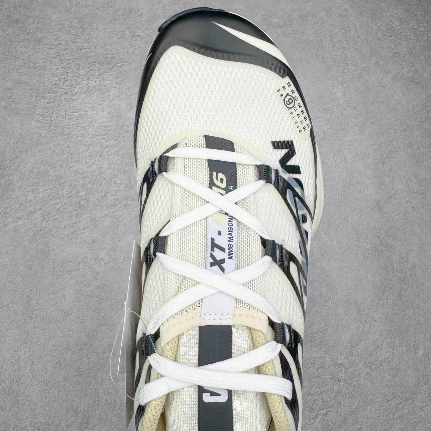 图片[4]-MM6 Maison Margiela x SALOMON XT-6 萨洛蒙联名系列低帮城市越野机能透气休闲运动鞋 鞋舌处附有迷你网眼袋收纳鞋绳以及下方的多色 Logo 标签 接着搭载奶油色 ACS 技术中底以及金色 TPU 塑料部件提升鞋款耐用性 中底与鞋面之间饰有海蓝色条状细节有效增添鞋款层次 最后应用黑色 Contragrip Chevron 外底完成鞋款设计 这次配色颇为高调 两款配色均以绚丽的渐变设计呈现 一款以粉紫渐变主打 另一款以黄绿渐变呈现 视觉效果相当吸睛 鞋面的使用玻璃纤维覆盖物加固 并通过细绳扣系带系统进行锁定 Salomon 的品牌logo 出现在脚后跟和前掌部位 中底虽然偏薄 但非常耐用 与模压塑料ACS 框架以及致密AC2 Muscle 鞋底单元结合 能够提供出色的支撑力和缓冲性 尺码：36 36.5 37.5 38 38.5 39 40 40.5 41 42 42.5 43 44 44.5 45 46.5-选品中心