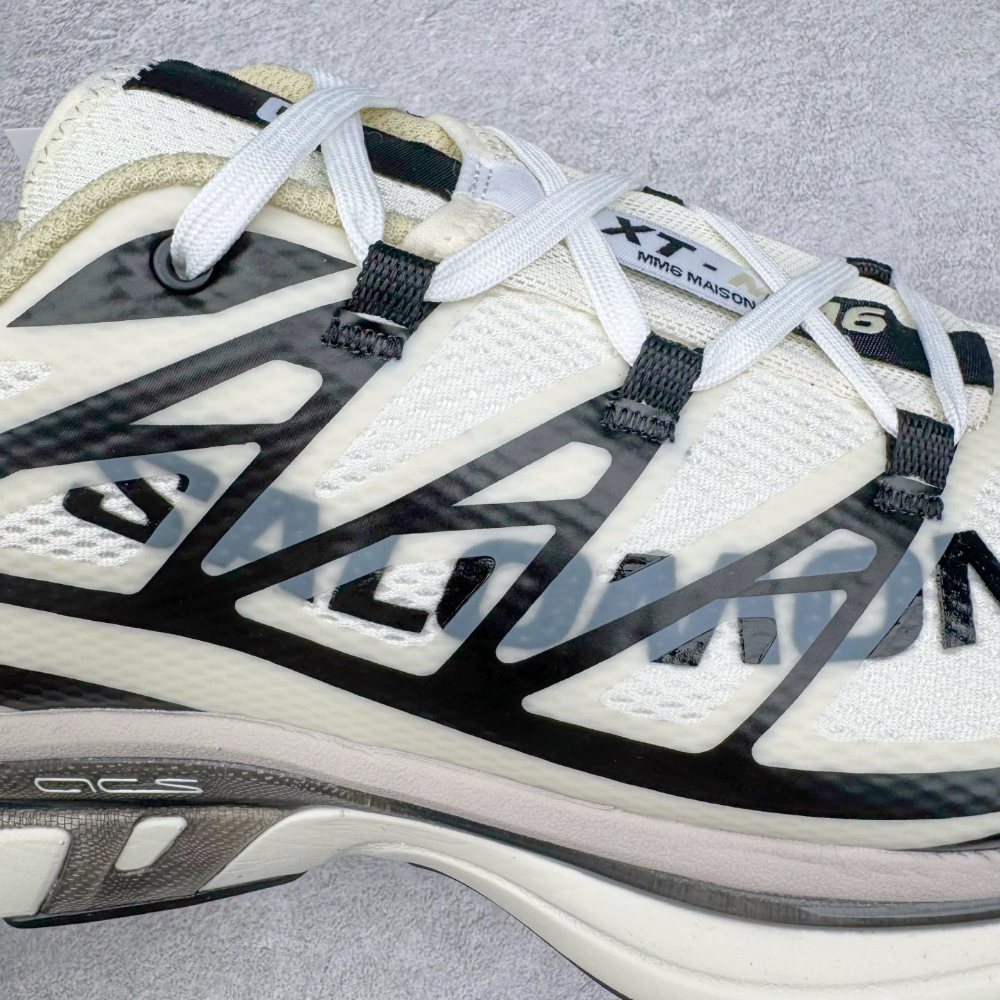 图片[17]-MM6 Maison Margiela x SALOMON XT-6 萨洛蒙联名系列低帮城市越野机能透气休闲运动鞋 鞋舌处附有迷你网眼袋收纳鞋绳以及下方的多色 Logo 标签 接着搭载奶油色 ACS 技术中底以及金色 TPU 塑料部件提升鞋款耐用性 中底与鞋面之间饰有海蓝色条状细节有效增添鞋款层次 最后应用黑色 Contragrip Chevron 外底完成鞋款设计 这次配色颇为高调 两款配色均以绚丽的渐变设计呈现 一款以粉紫渐变主打 另一款以黄绿渐变呈现 视觉效果相当吸睛 鞋面的使用玻璃纤维覆盖物加固 并通过细绳扣系带系统进行锁定 Salomon 的品牌logo 出现在脚后跟和前掌部位 中底虽然偏薄 但非常耐用 与模压塑料ACS 框架以及致密AC2 Muscle 鞋底单元结合 能够提供出色的支撑力和缓冲性 尺码：36 36.5 37.5 38 38.5 39 40 40.5 41 42 42.5 43 44 44.5 45 46.5-选品中心