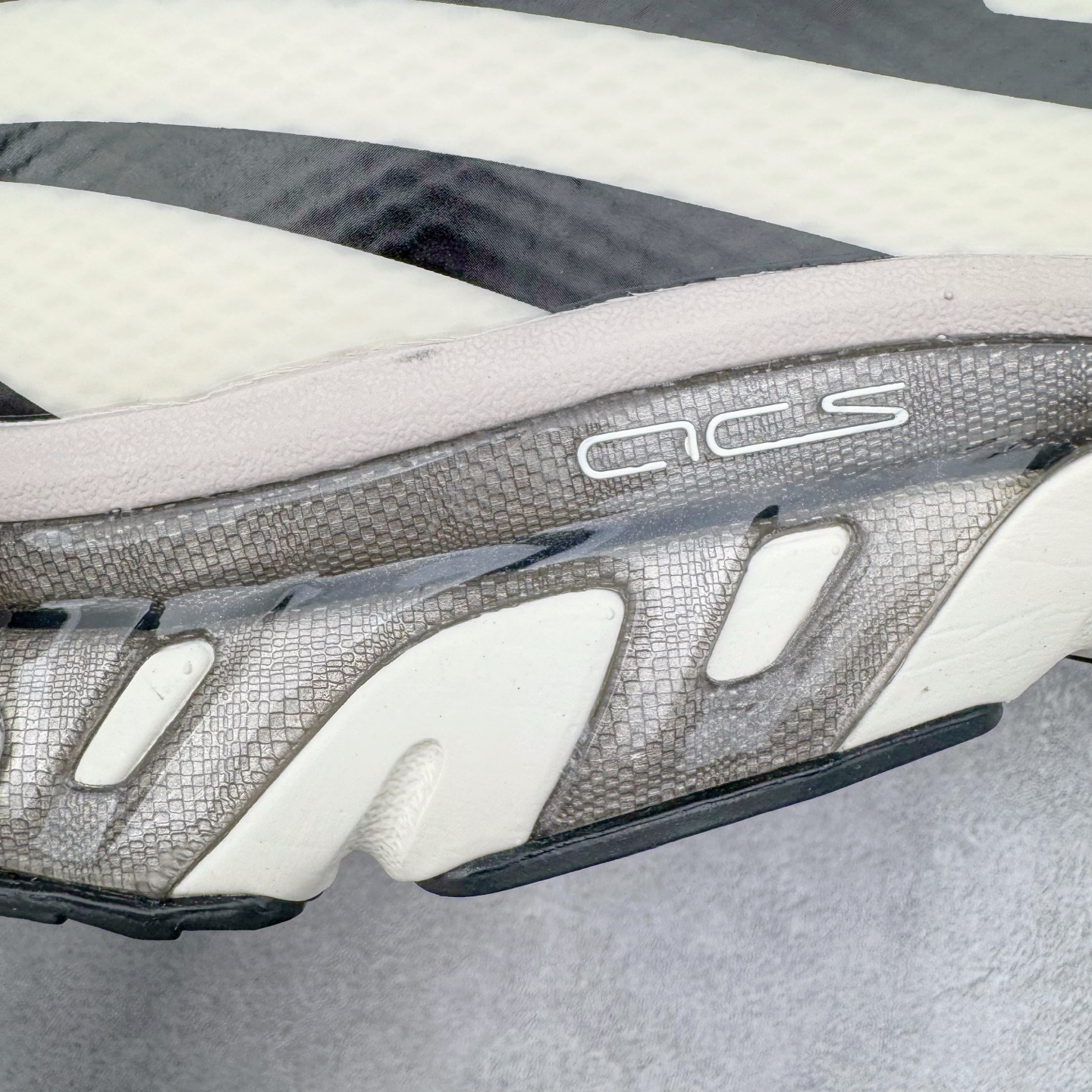 图片[18]-MM6 Maison Margiela x SALOMON XT-6 萨洛蒙联名系列低帮城市越野机能透气休闲运动鞋 鞋舌处附有迷你网眼袋收纳鞋绳以及下方的多色 Logo 标签 接着搭载奶油色 ACS 技术中底以及金色 TPU 塑料部件提升鞋款耐用性 中底与鞋面之间饰有海蓝色条状细节有效增添鞋款层次 最后应用黑色 Contragrip Chevron 外底完成鞋款设计 这次配色颇为高调 两款配色均以绚丽的渐变设计呈现 一款以粉紫渐变主打 另一款以黄绿渐变呈现 视觉效果相当吸睛 鞋面的使用玻璃纤维覆盖物加固 并通过细绳扣系带系统进行锁定 Salomon 的品牌logo 出现在脚后跟和前掌部位 中底虽然偏薄 但非常耐用 与模压塑料ACS 框架以及致密AC2 Muscle 鞋底单元结合 能够提供出色的支撑力和缓冲性 尺码：36 36.5 37.5 38 38.5 39 40 40.5 41 42 42.5 43 44 44.5 45 46.5-选品中心